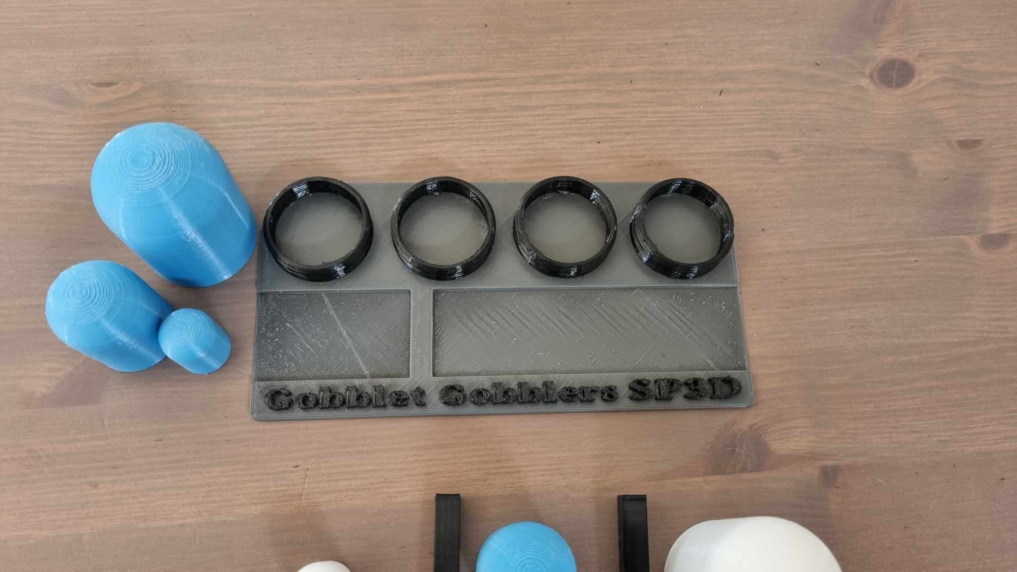 Mô hình trò chơi Gobblet Gobblers với giá đỡ tùy chỉnh