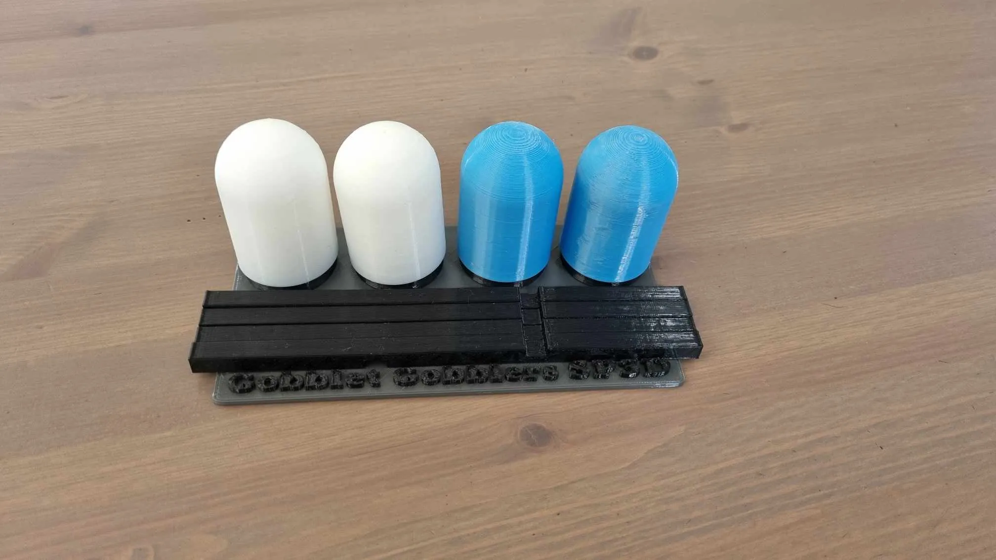 Mô hình trò chơi Gobblet Gobblers với giá đỡ tùy chỉnh