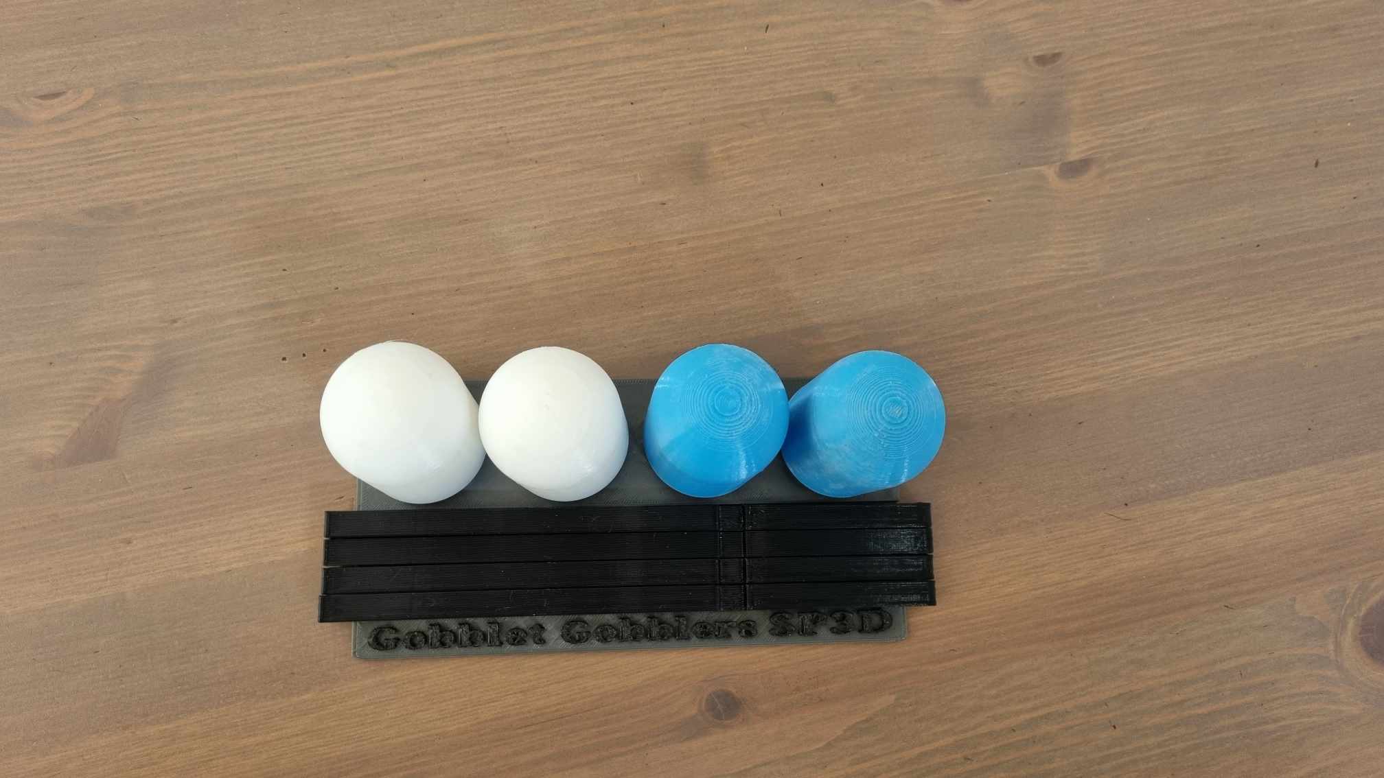 Mô hình trò chơi Gobblet Gobblers với giá đỡ tùy chỉnh