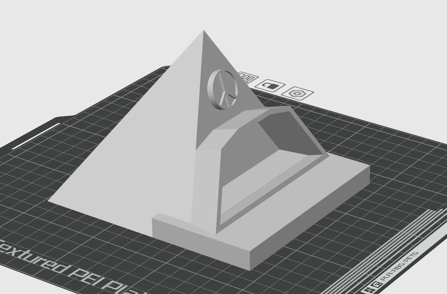 Mô hình bánh sinh nhật hình sân khấu kim tự tháp Glastonbury