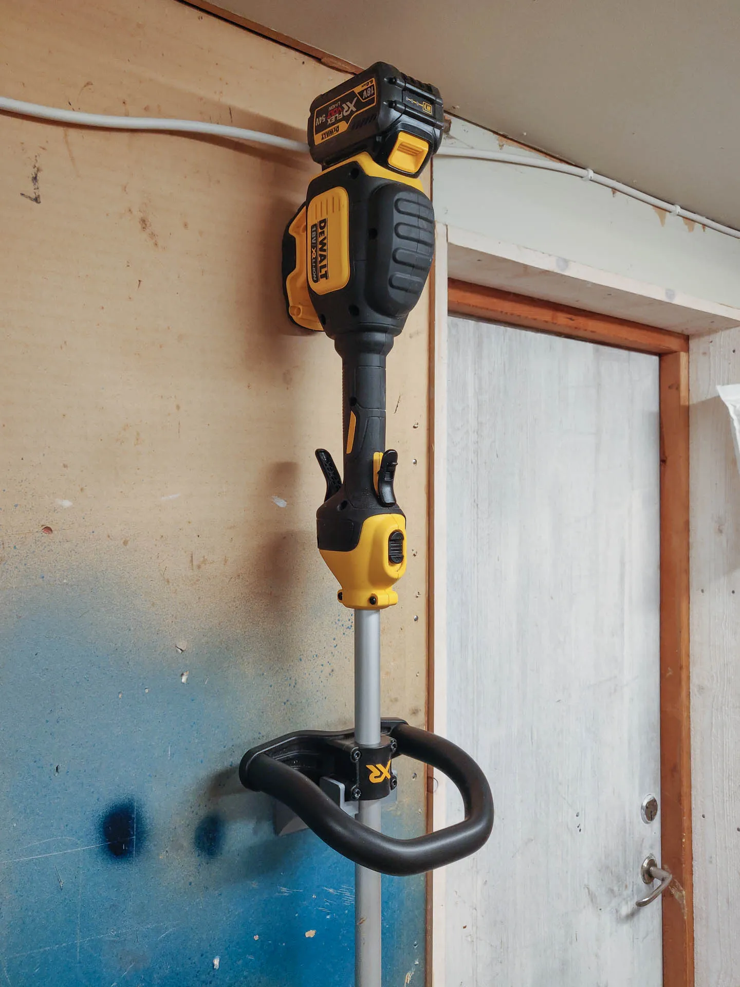 Giá treo tường cho máy cắt dây Dewalt DCM561