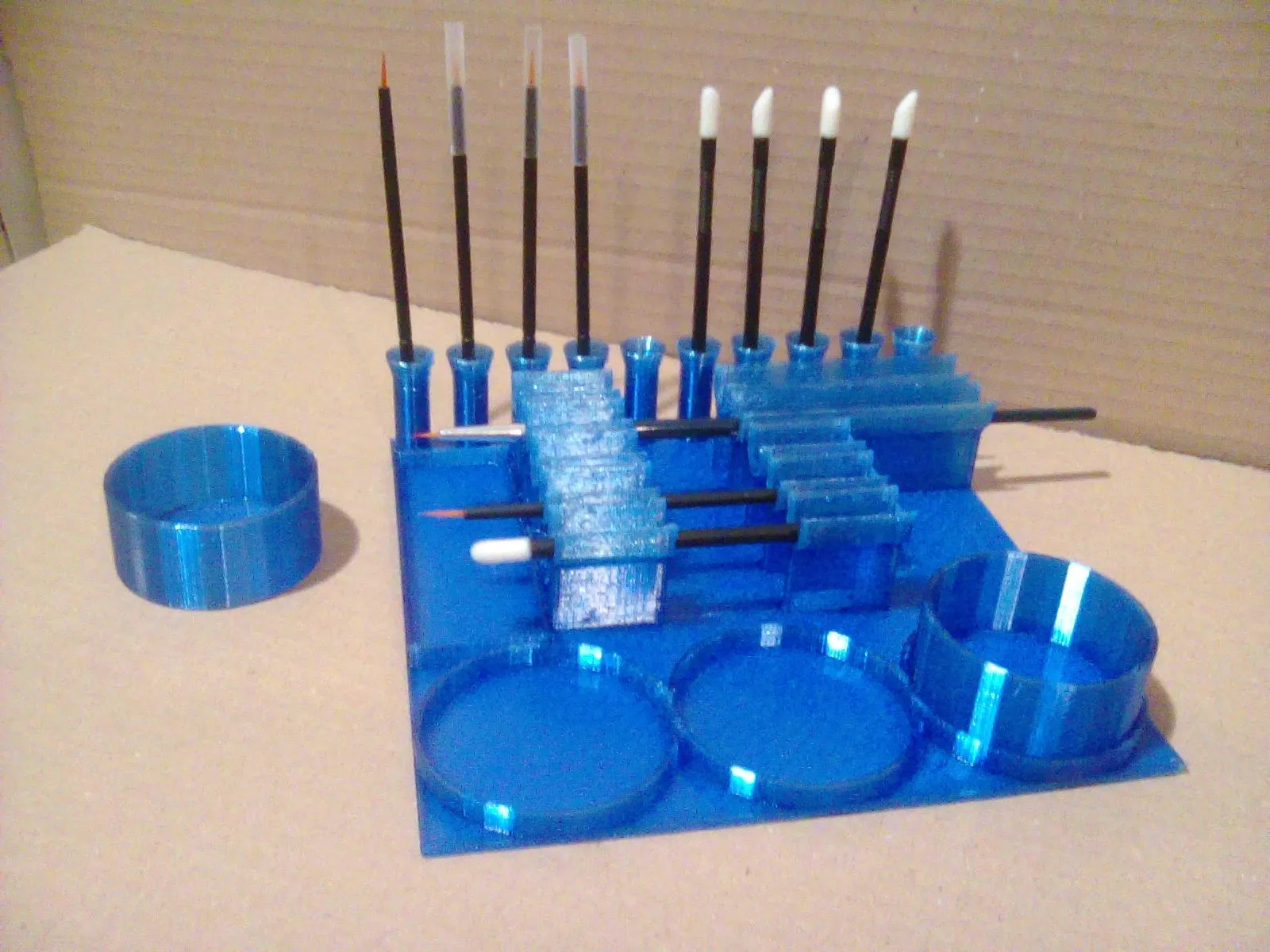 Giá đỡ cọ vẽ với 3 cốc nước tháo rời