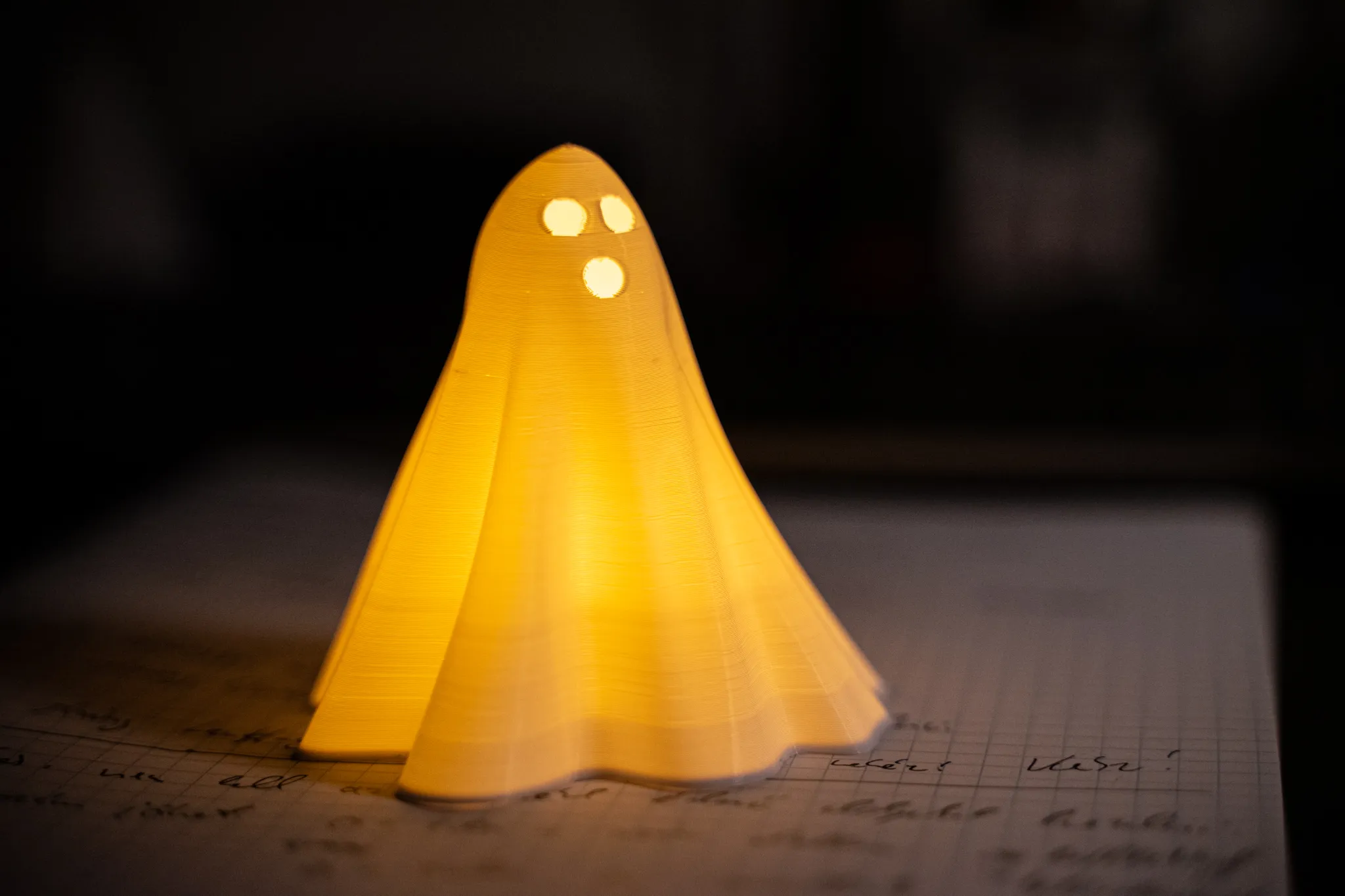 Ma nhỏ thắp sáng bằng đèn tealight năng lượng pin