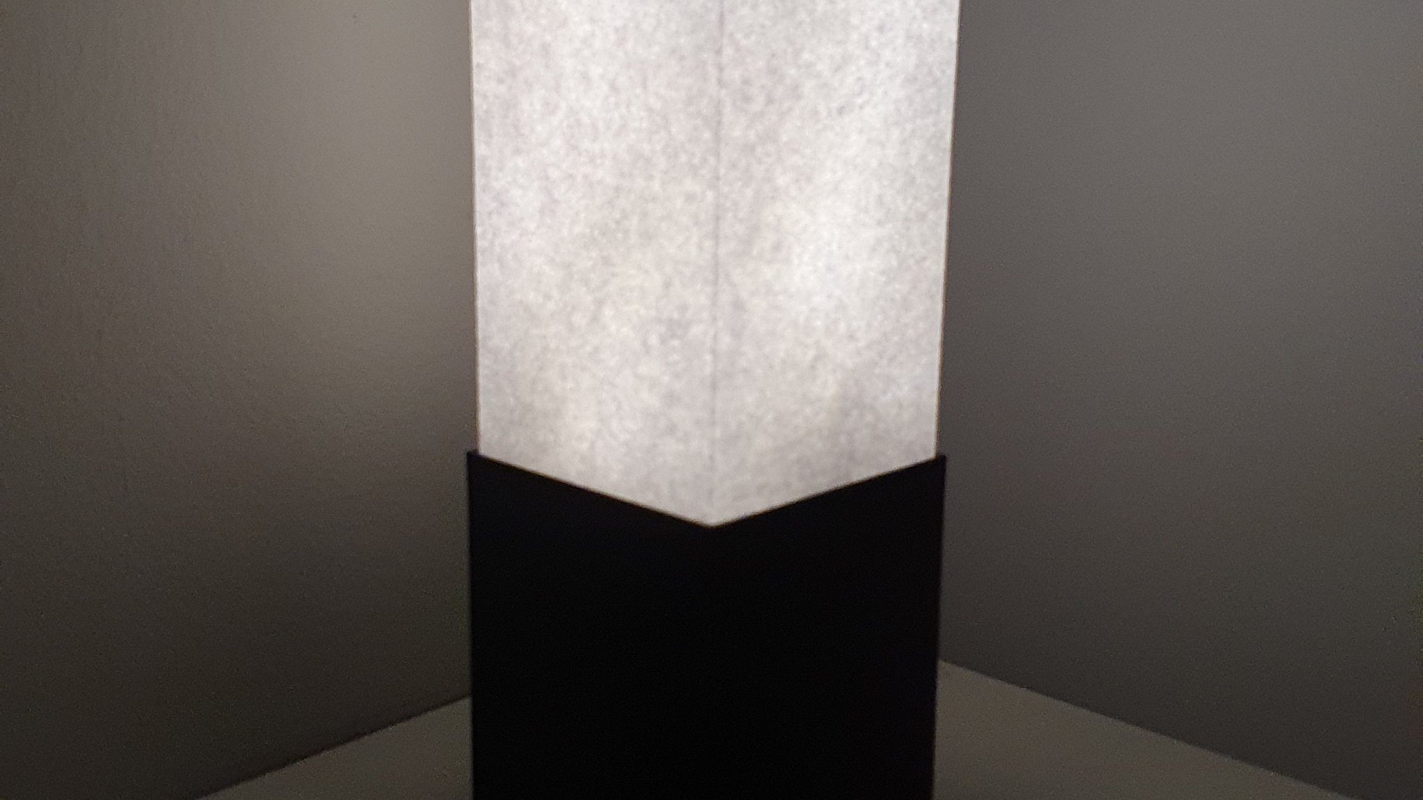 Đèn LED từ giấy A4 với đế hỗ trợ hữu cơ