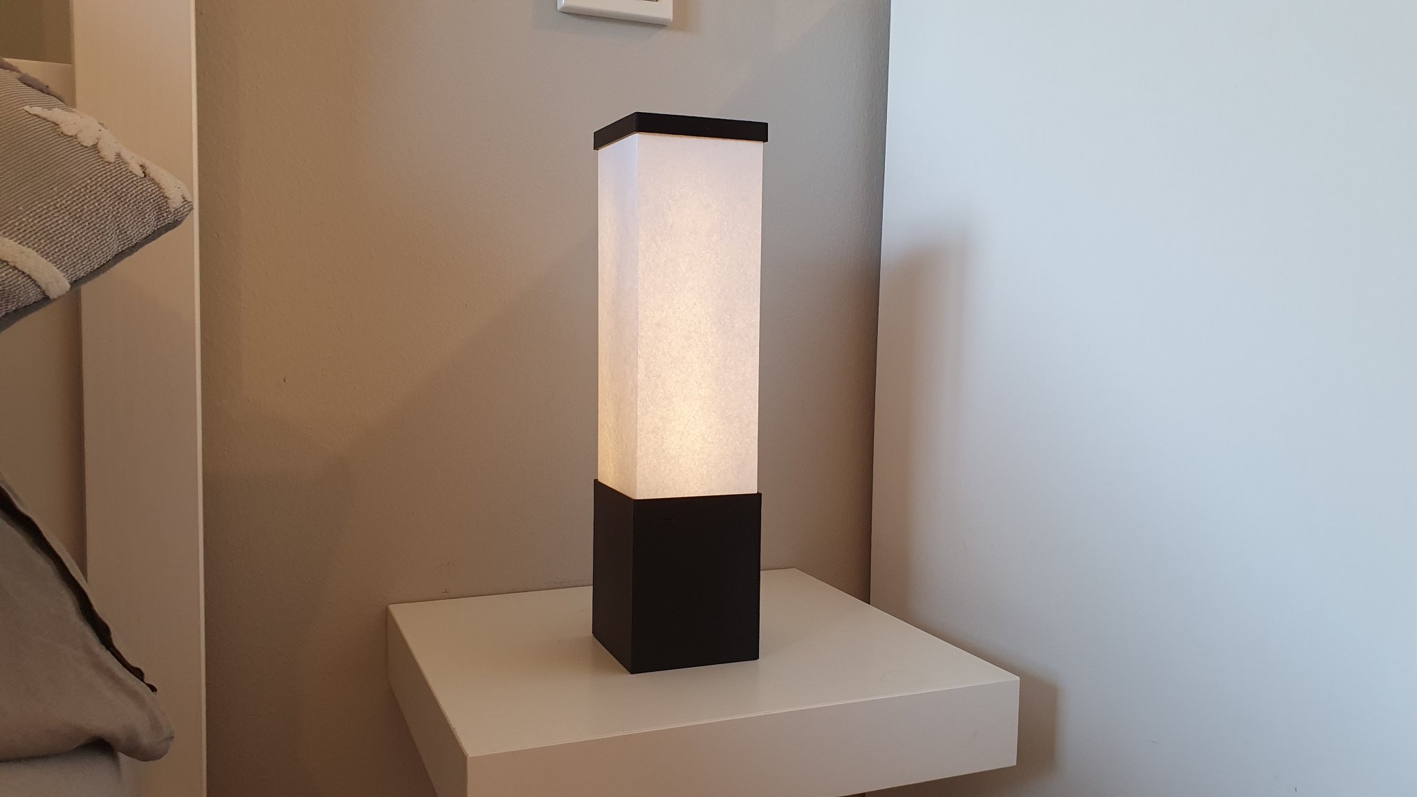 Đèn LED từ giấy A4 với đế hỗ trợ hữu cơ