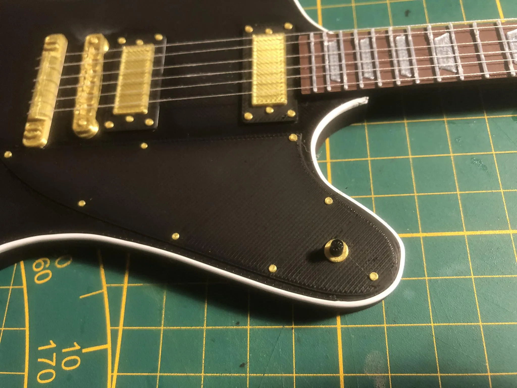 Mô hình đàn guitar mini Gibson Firebird chi tiết