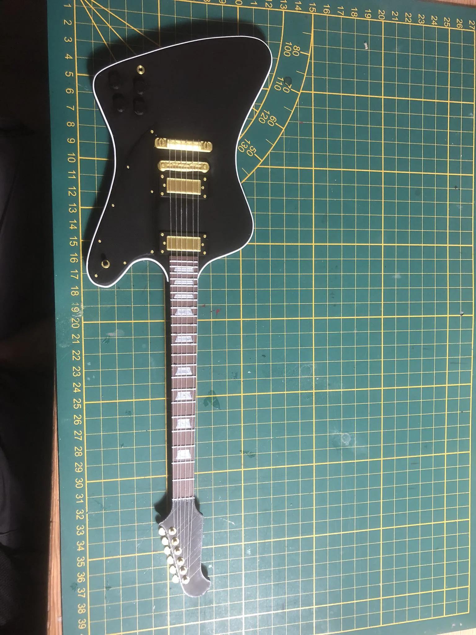 Mô hình đàn guitar mini Gibson Firebird chi tiết