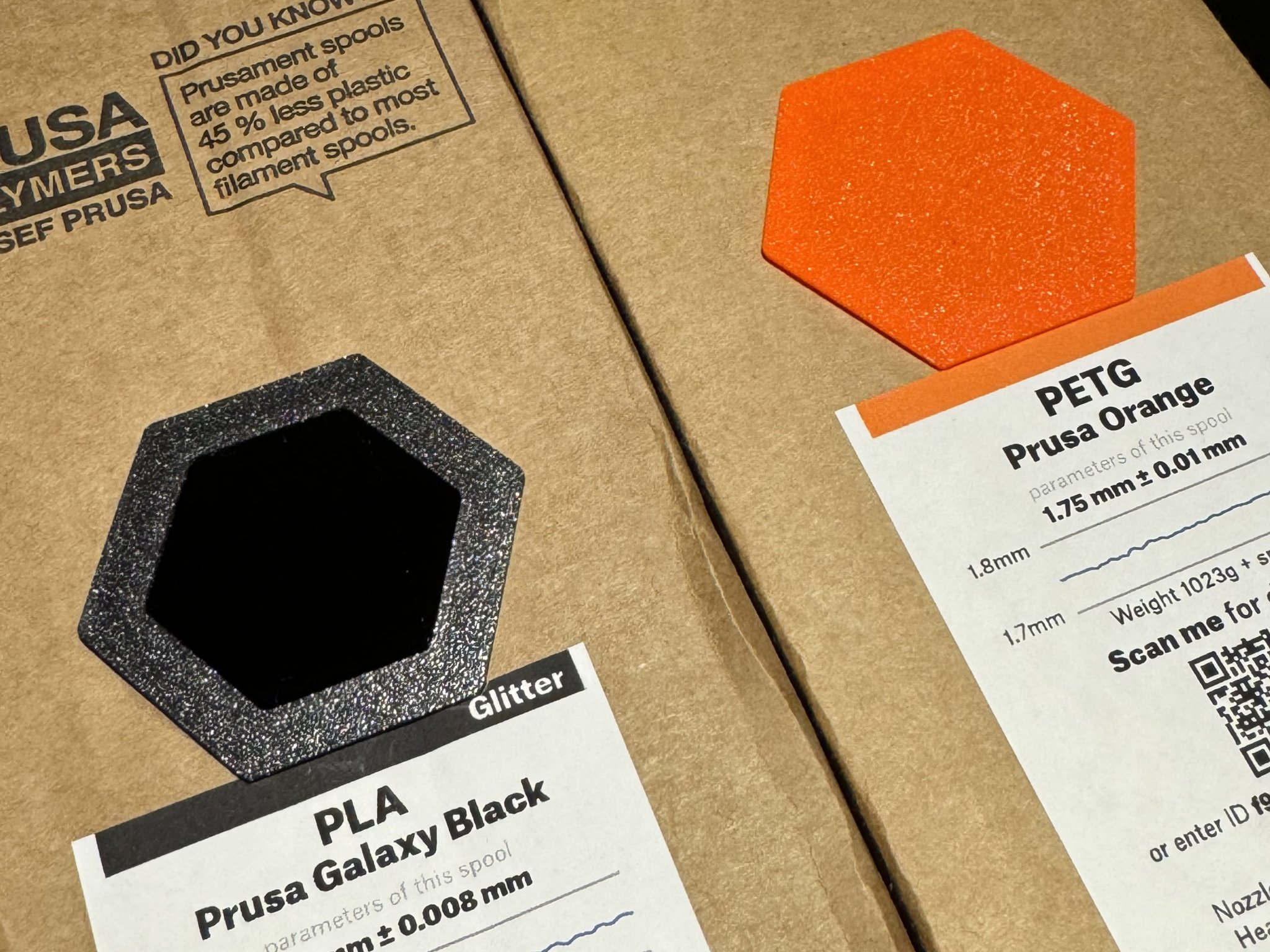 Mẫu màu Prusament gắn vào hộp giấy in 3D