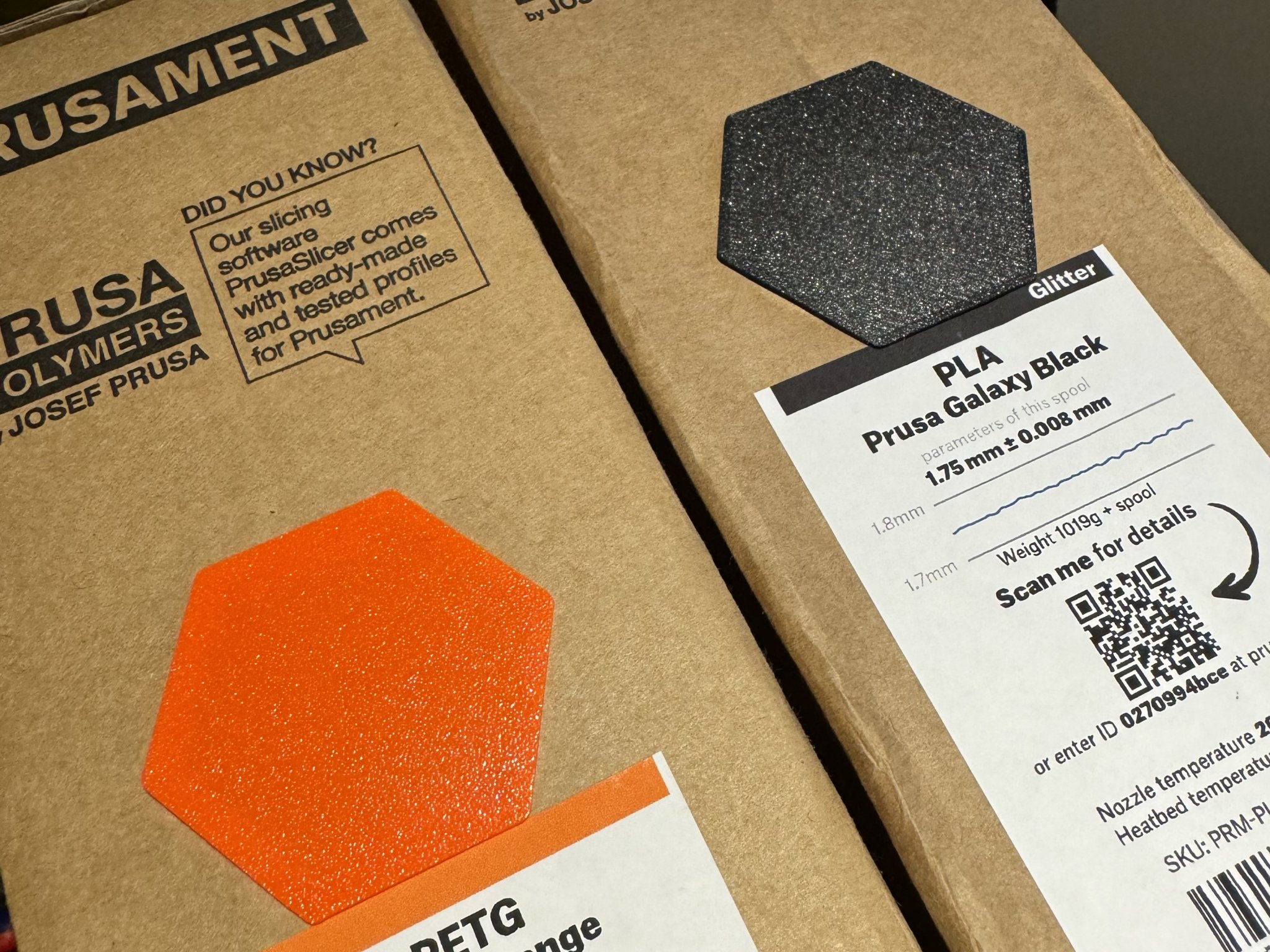 Mẫu màu Prusament gắn vào hộp giấy in 3D