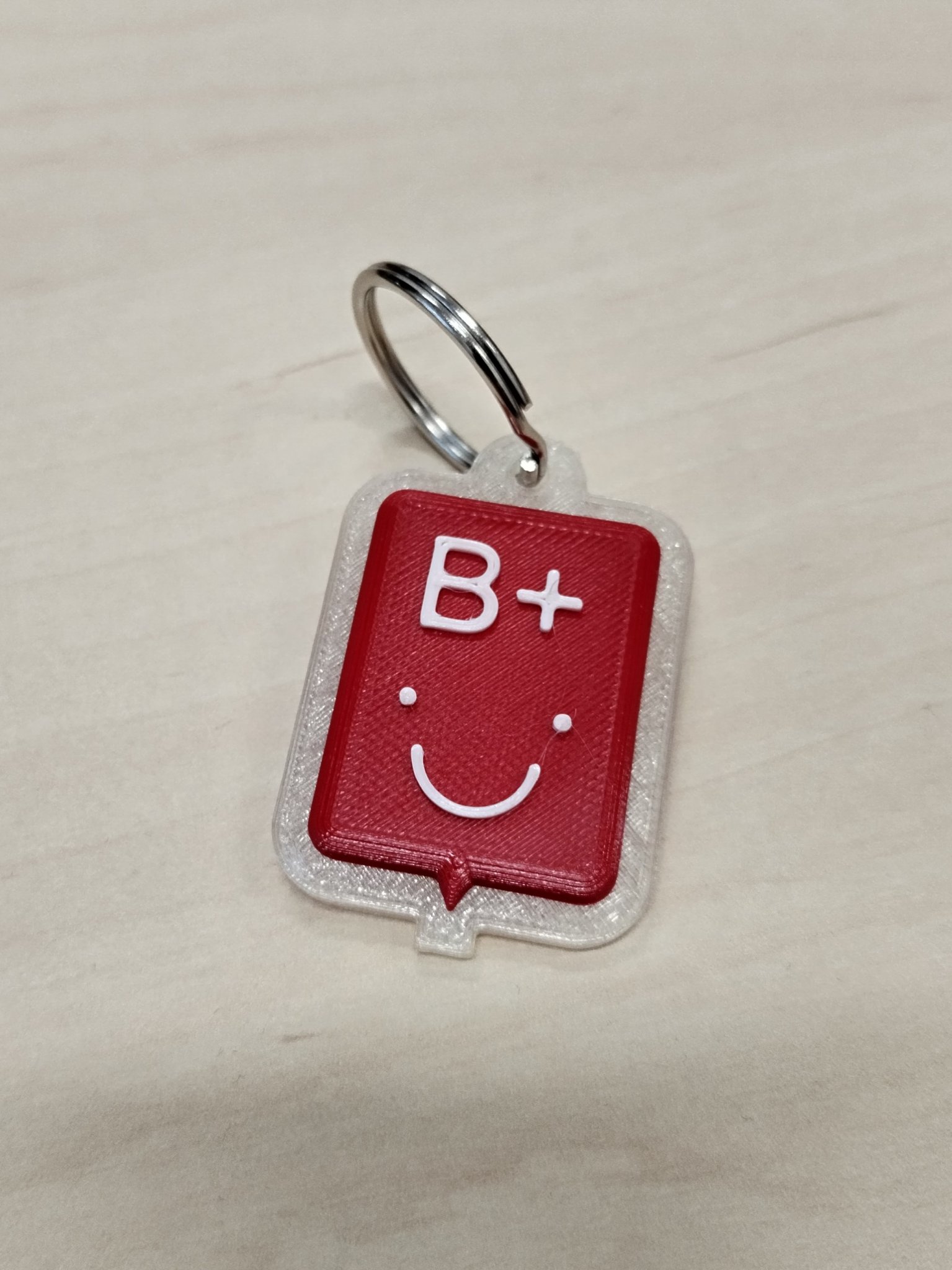 Móc chìa khóa hình túi truyền máu với biểu tượng nhóm máu