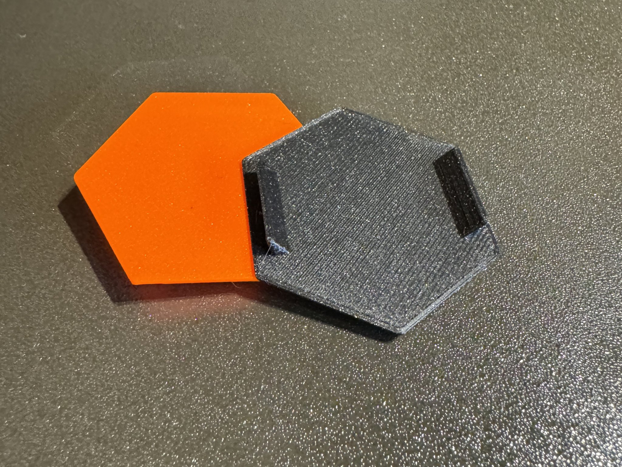 Mẫu màu Prusament gắn vào hộp giấy in 3D