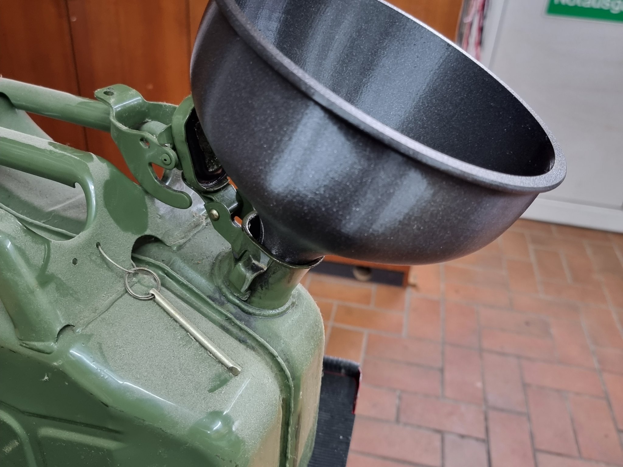 Bình chứa lớn với đường kính 180 mm và kênh thoát khí