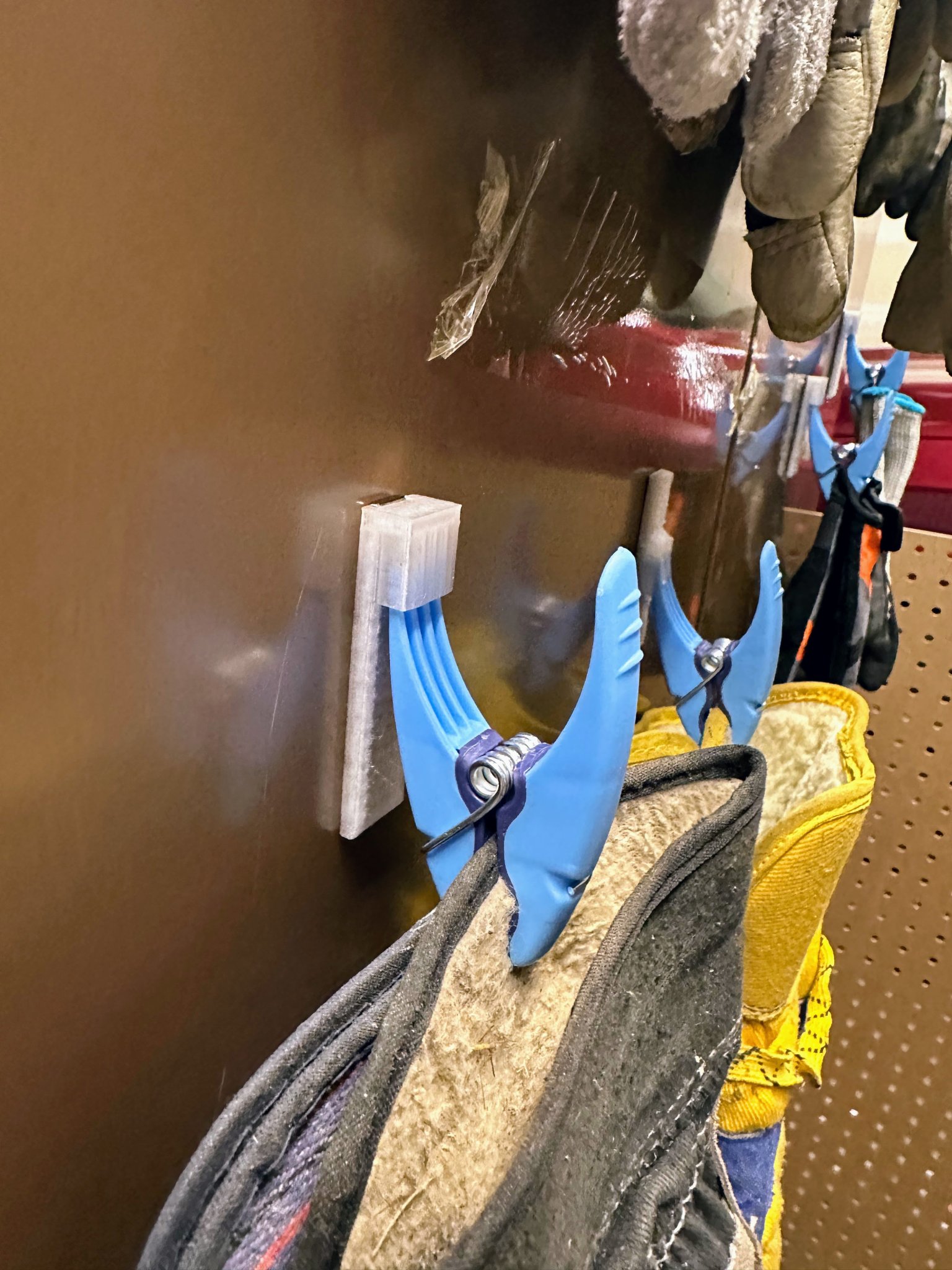 Kẹp găng tay từ tính cho gara làm việc