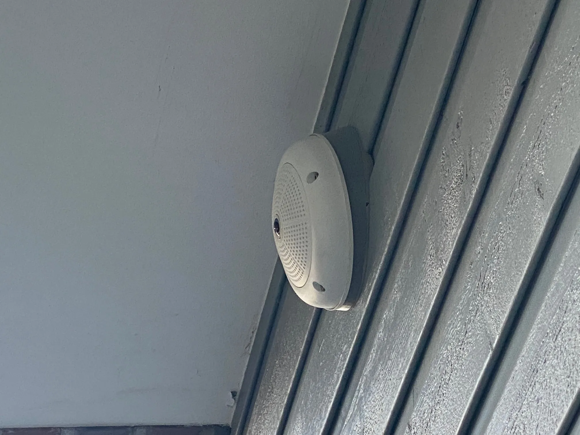 Khung lắp đặt camera Mobotix Q24 nghiêng ngoài trời