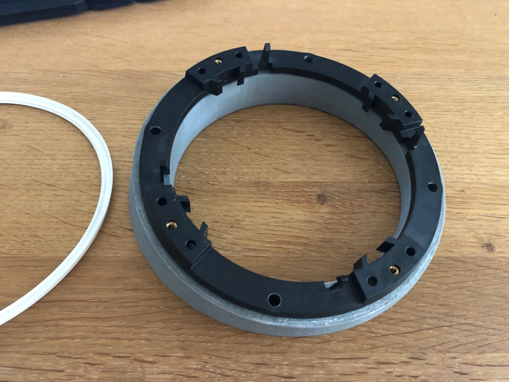 Khung lắp đặt camera Mobotix Q24 nghiêng ngoài trời