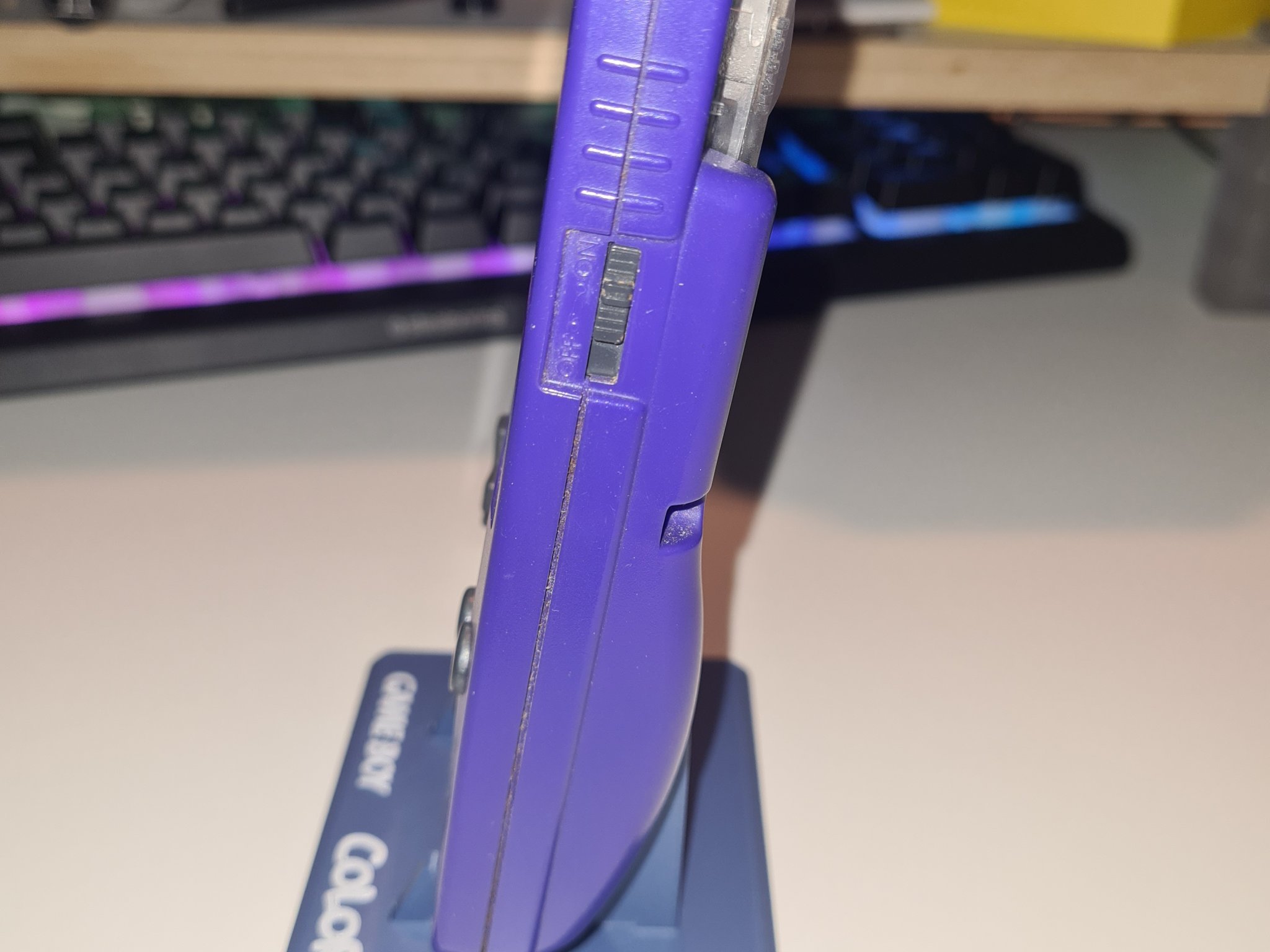 Giá đỡ Game Boy Color đơn giản nhưng hiệu quả