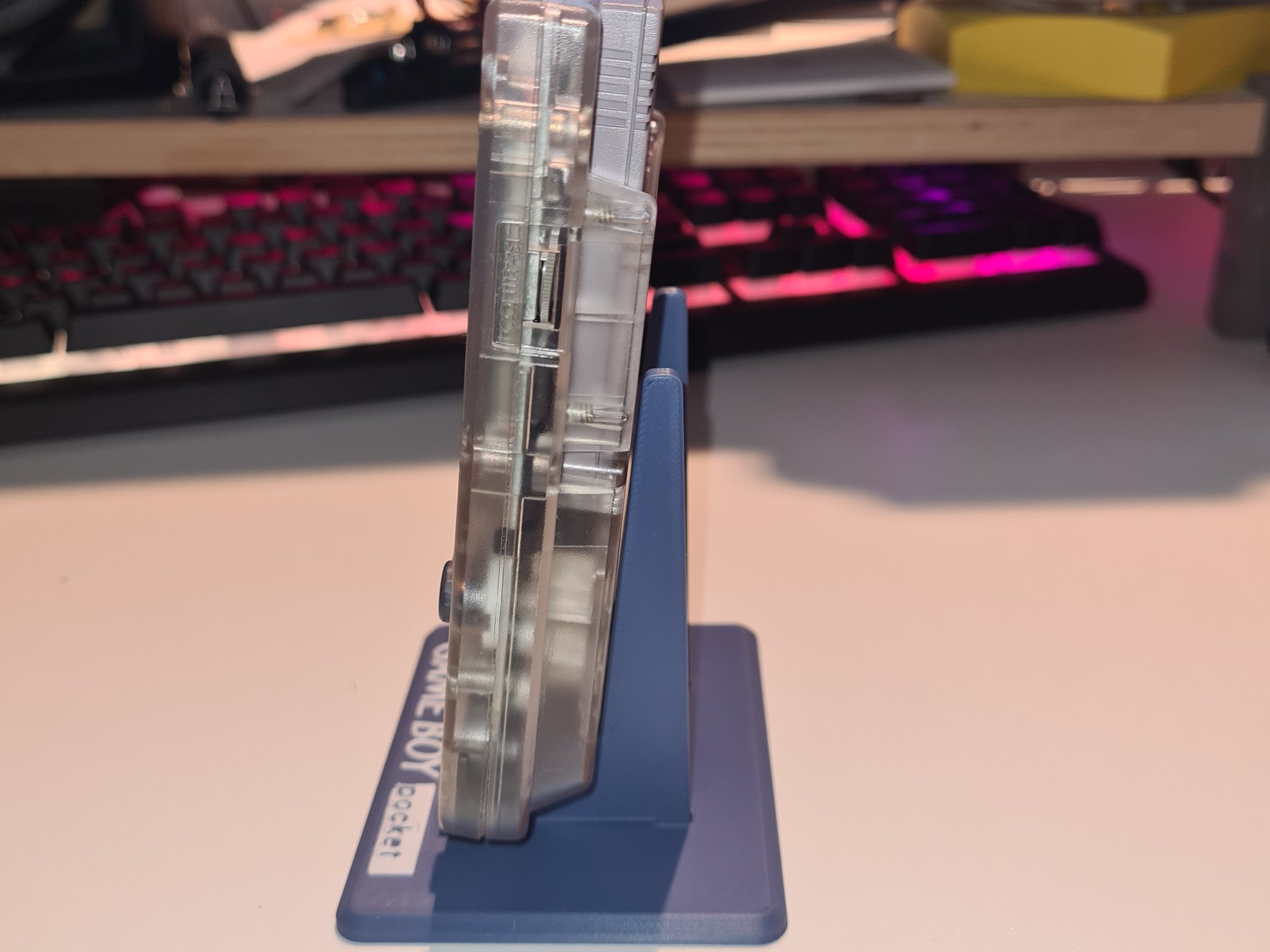 Giá đỡ hiển thị cho Game Boy Pocket