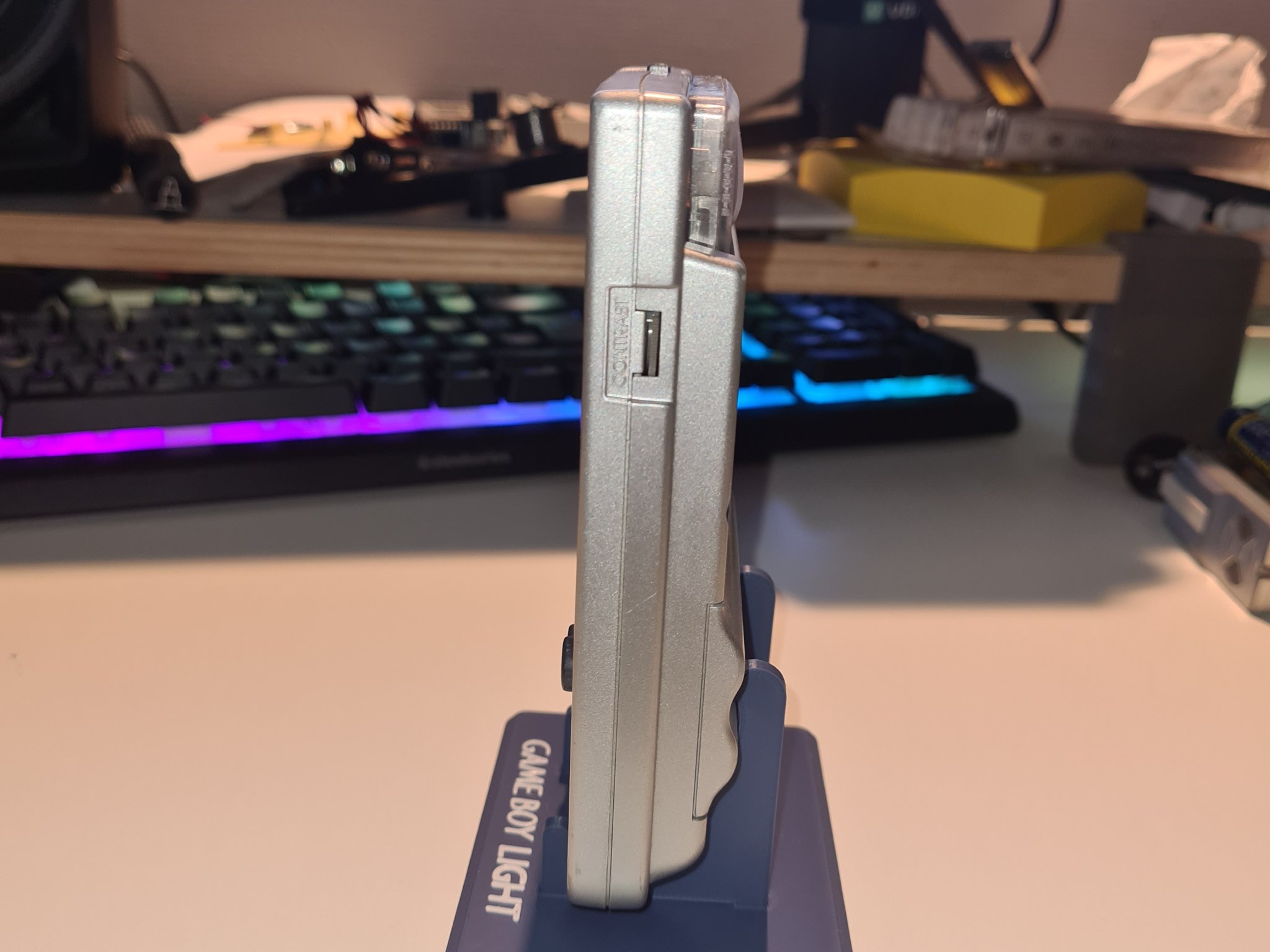 Giá đỡ hiển thị cho Game Boy Light