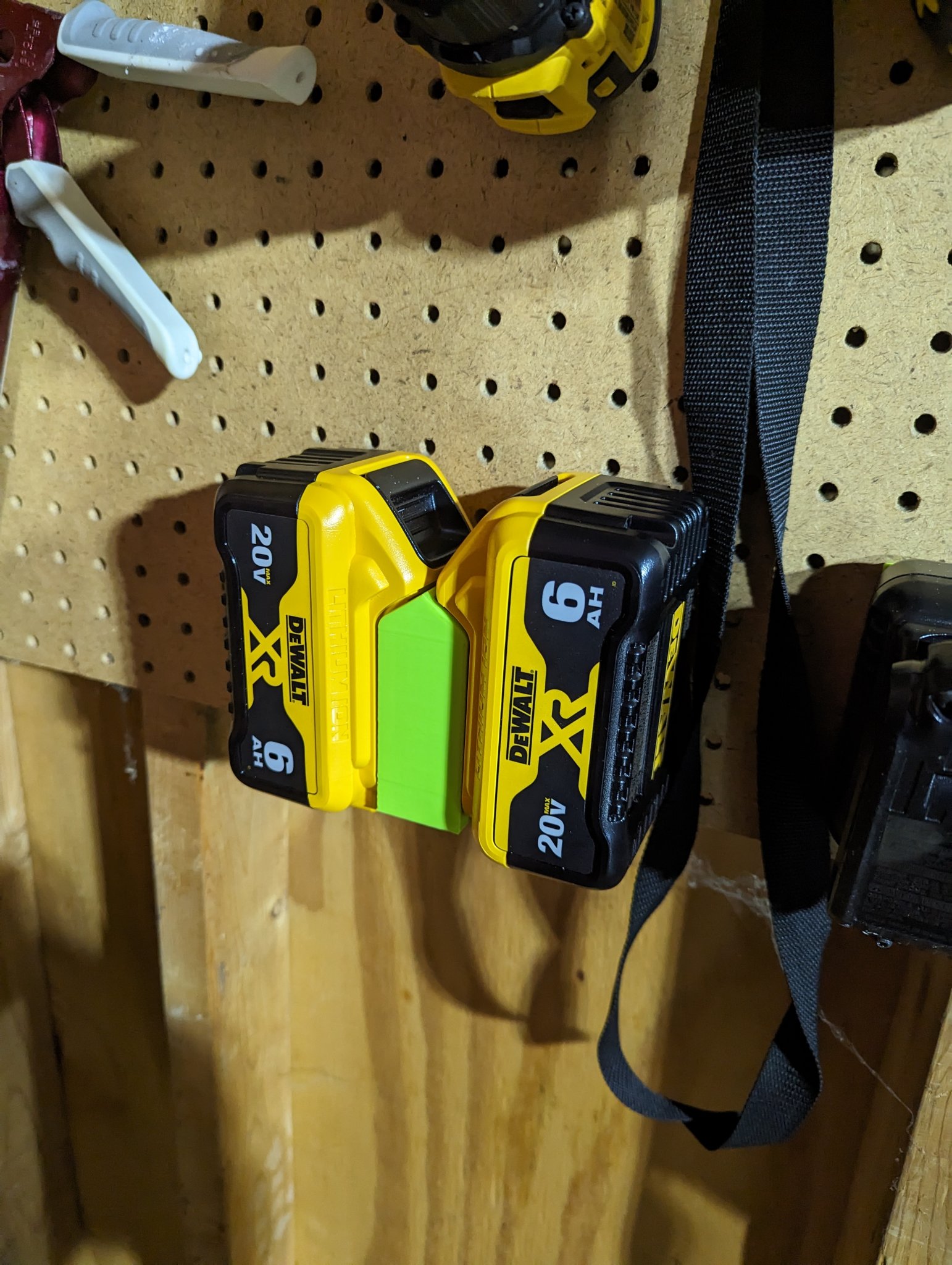 Giá đỡ pin đôi DeWalt 20V Max XR 6A cho bảng treo