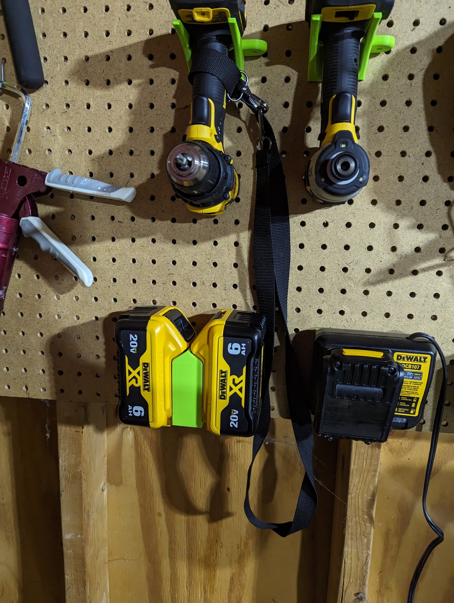 Giá đỡ pin đôi DeWalt 20V Max XR 6A cho bảng treo