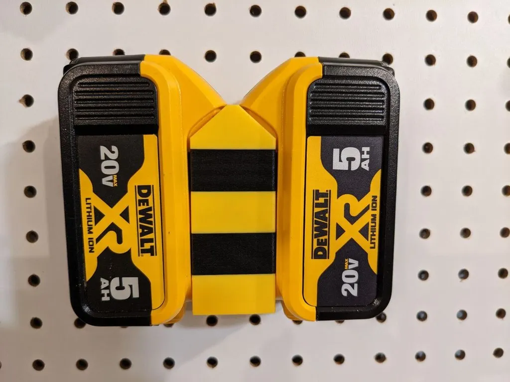 Giá đỡ pin đôi DeWalt gắn trên bảng đục lỗ 1/4