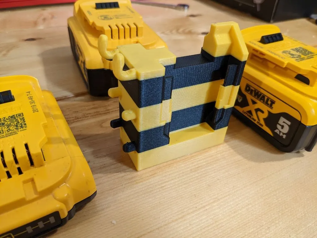 Giá đỡ pin đôi DeWalt gắn trên bảng đục lỗ 1/4