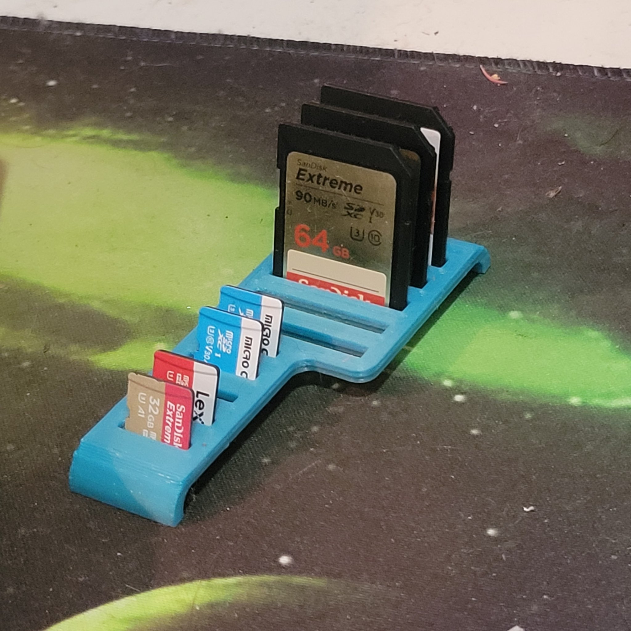 Giá đỡ thẻ SD tối giản cho bàn làm việc