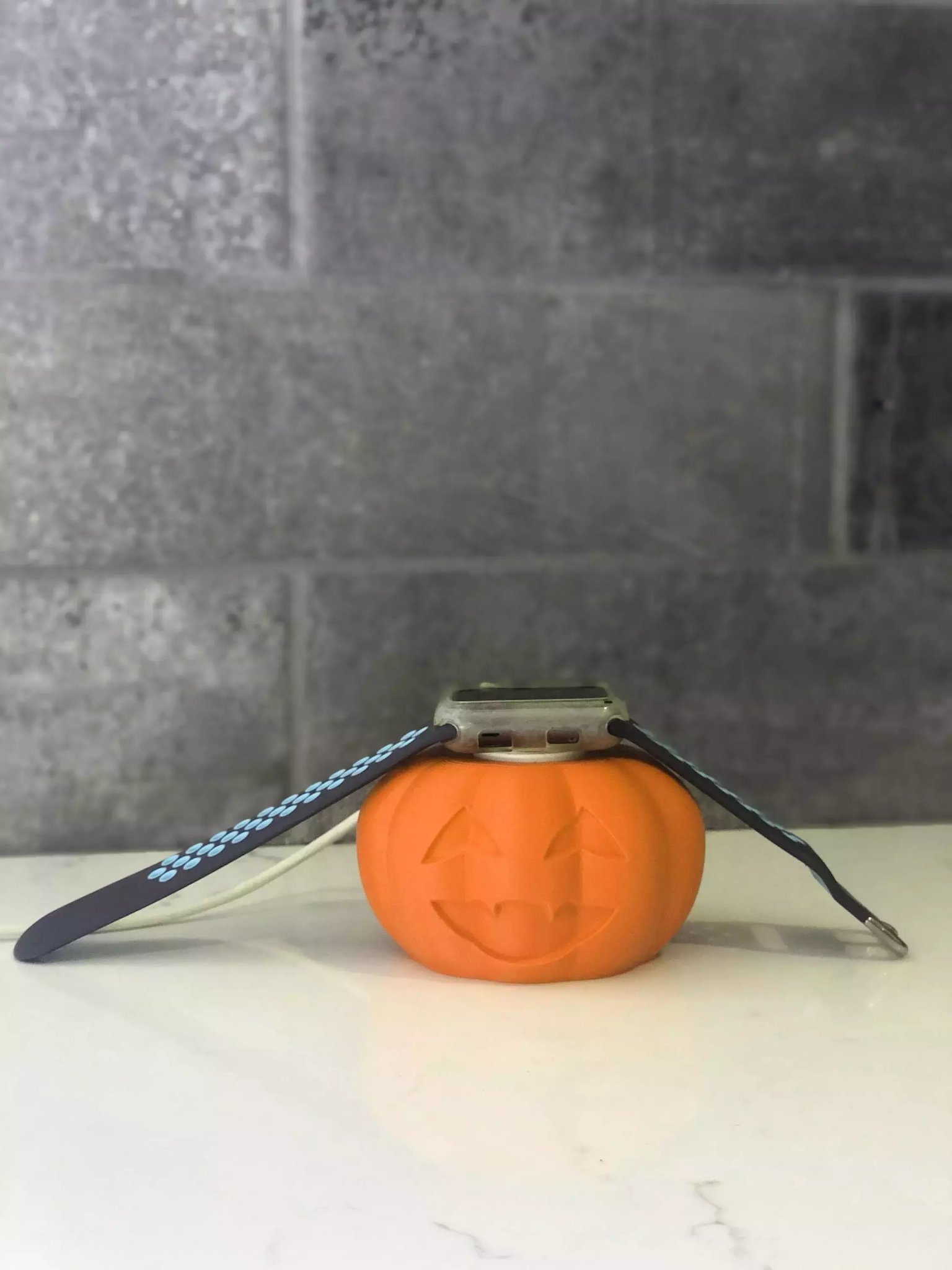 Giá đỡ đồng hồ Apple hình bí ngô Jack O'Lantern