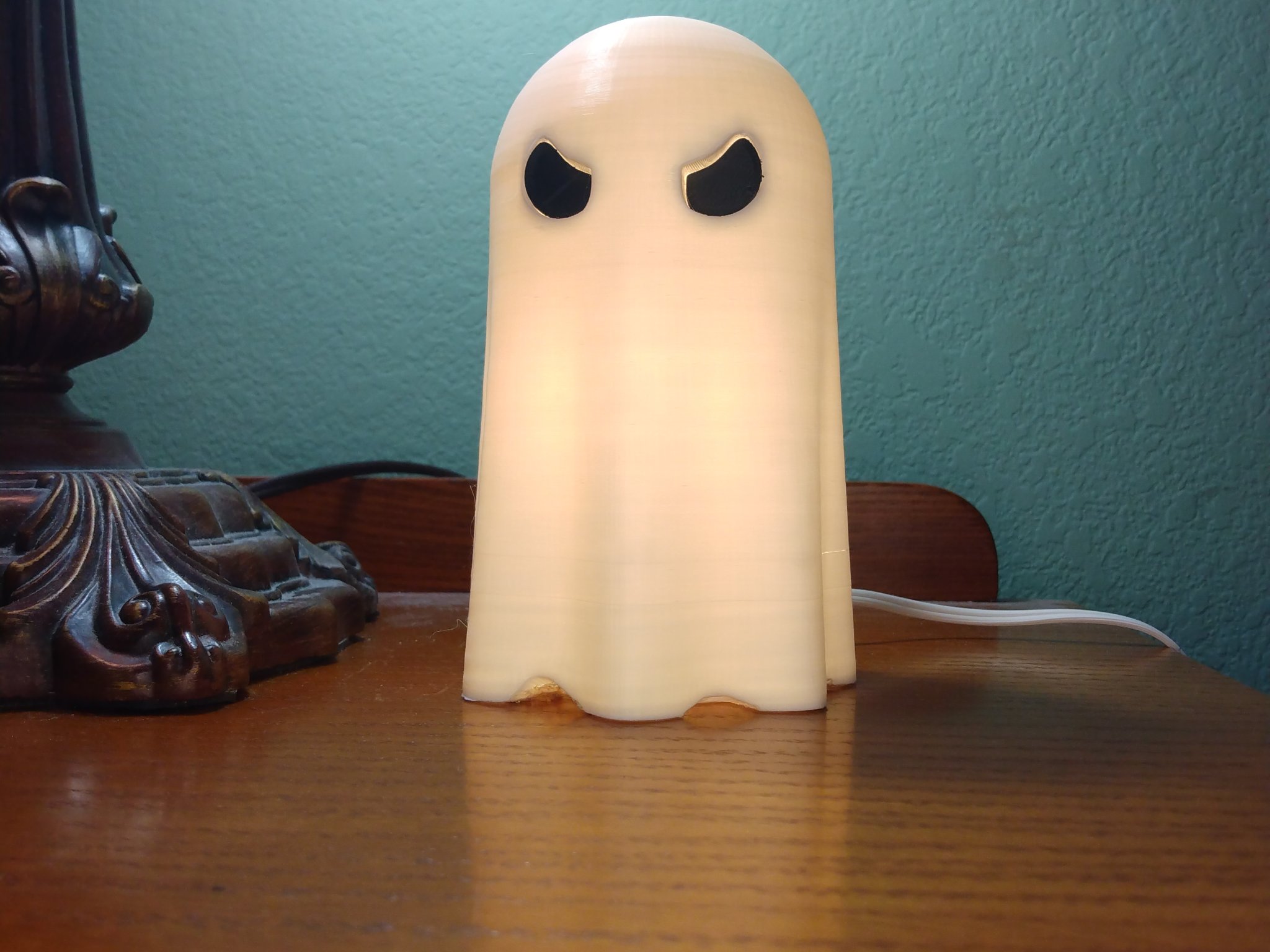 Đèn ma LED với ánh mắt đen và ánh sáng mềm mại