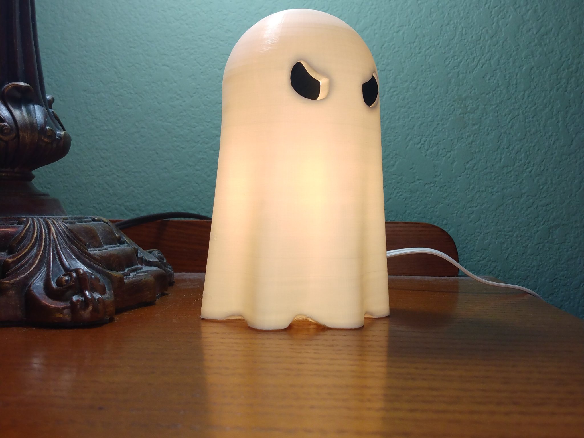 Đèn ma LED với ánh mắt đen và ánh sáng mềm mại