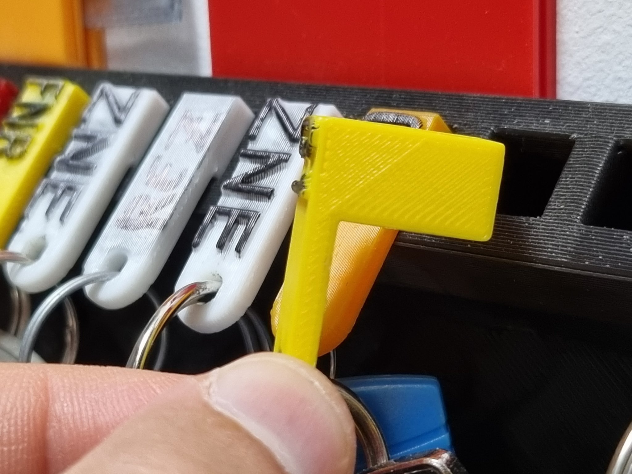 Giá đỡ chìa khóa và tài liệu tùy chỉnh với nhãn dễ đọc