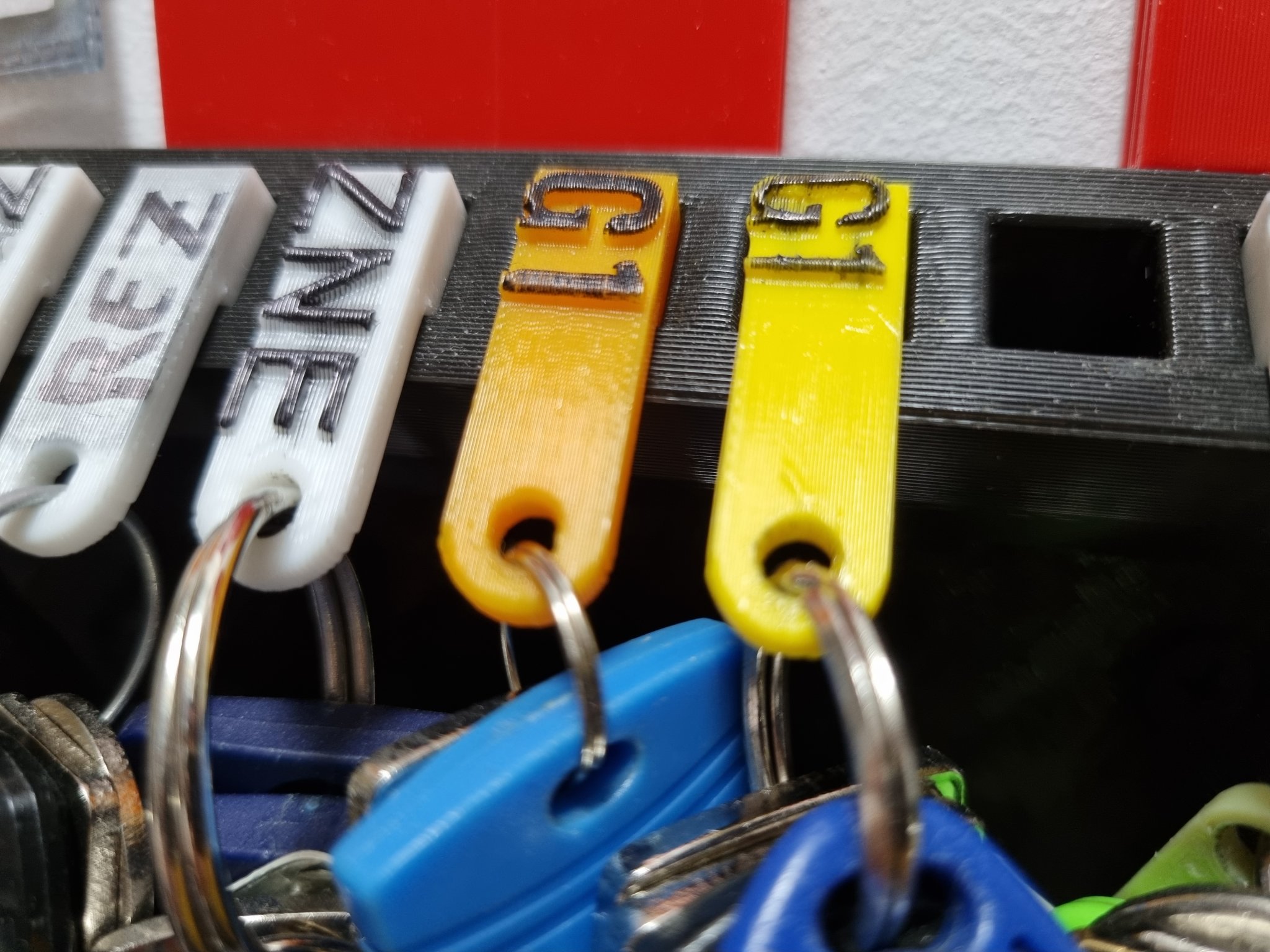 Giá đỡ chìa khóa và tài liệu tùy chỉnh với nhãn dễ đọc