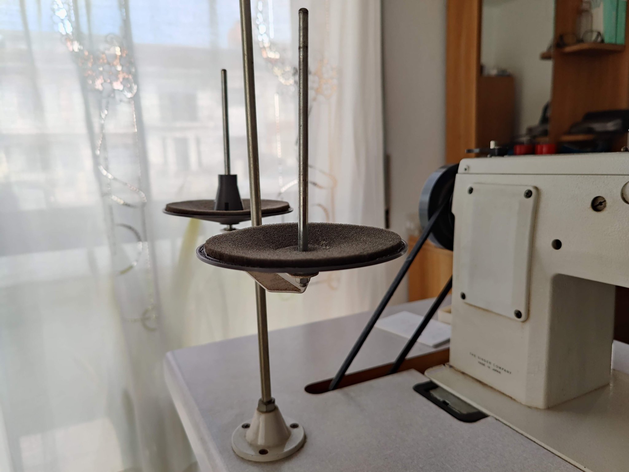 Giá đỡ chỉ may cho máy may chuyên dụng