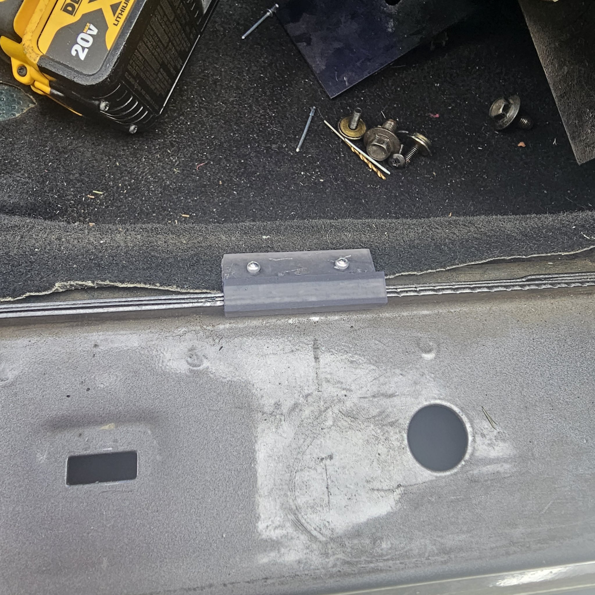 Kẹp thảm xe Miata giữ thảm nội thất chắc chắn