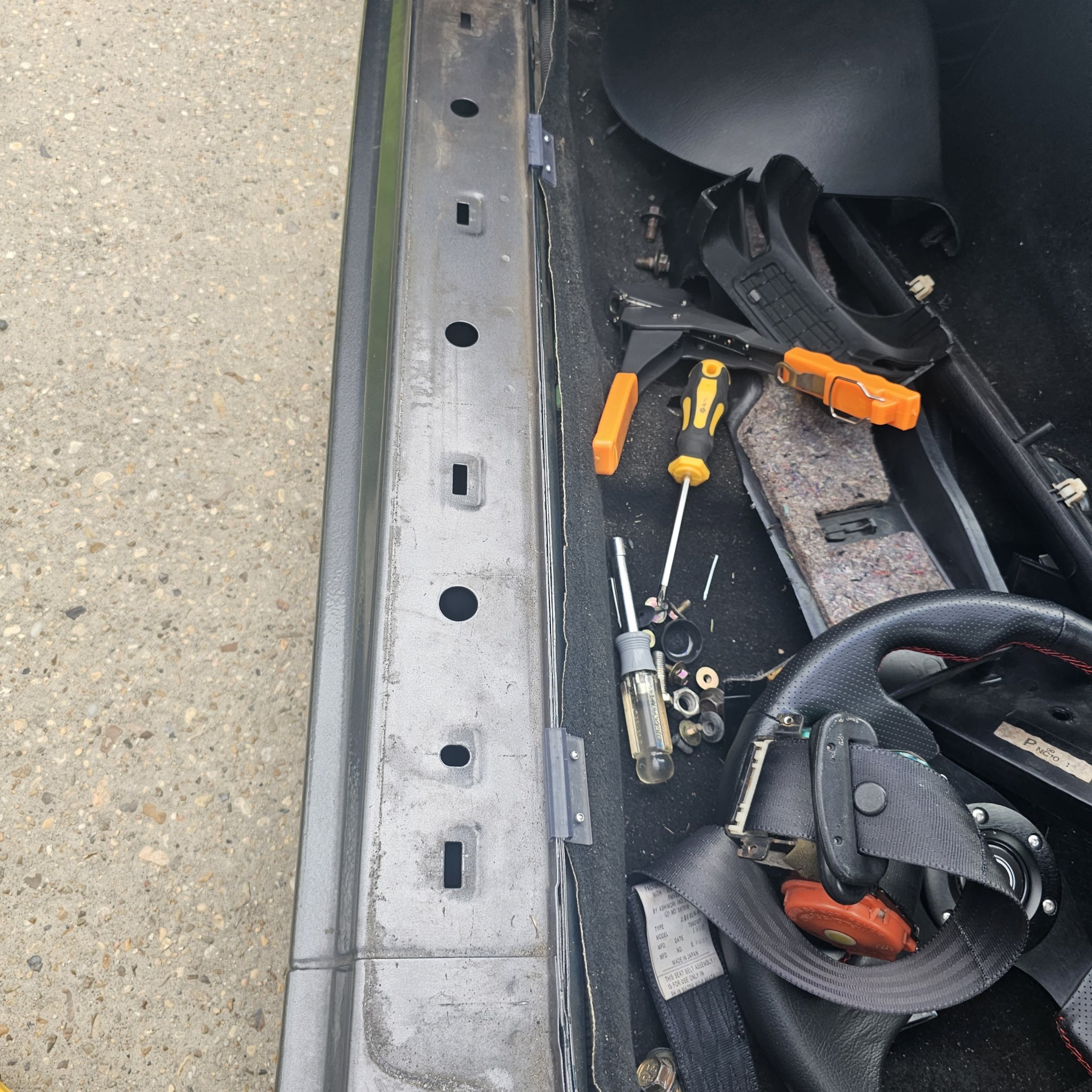 Kẹp thảm xe Miata giữ thảm nội thất chắc chắn