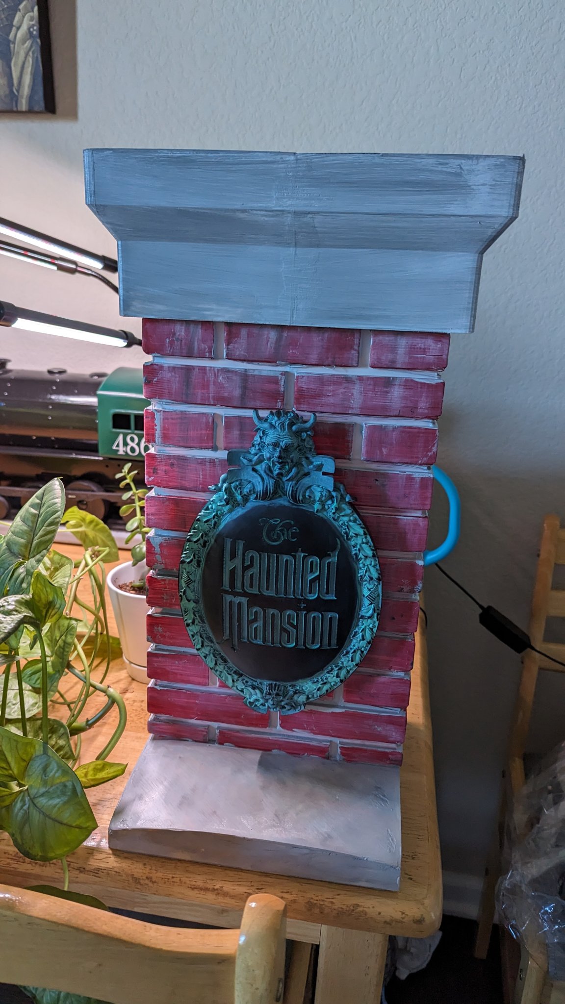 Giá đỡ và chân đế biển hiệu Ngôi nhà Ma quái Spirit Halloween