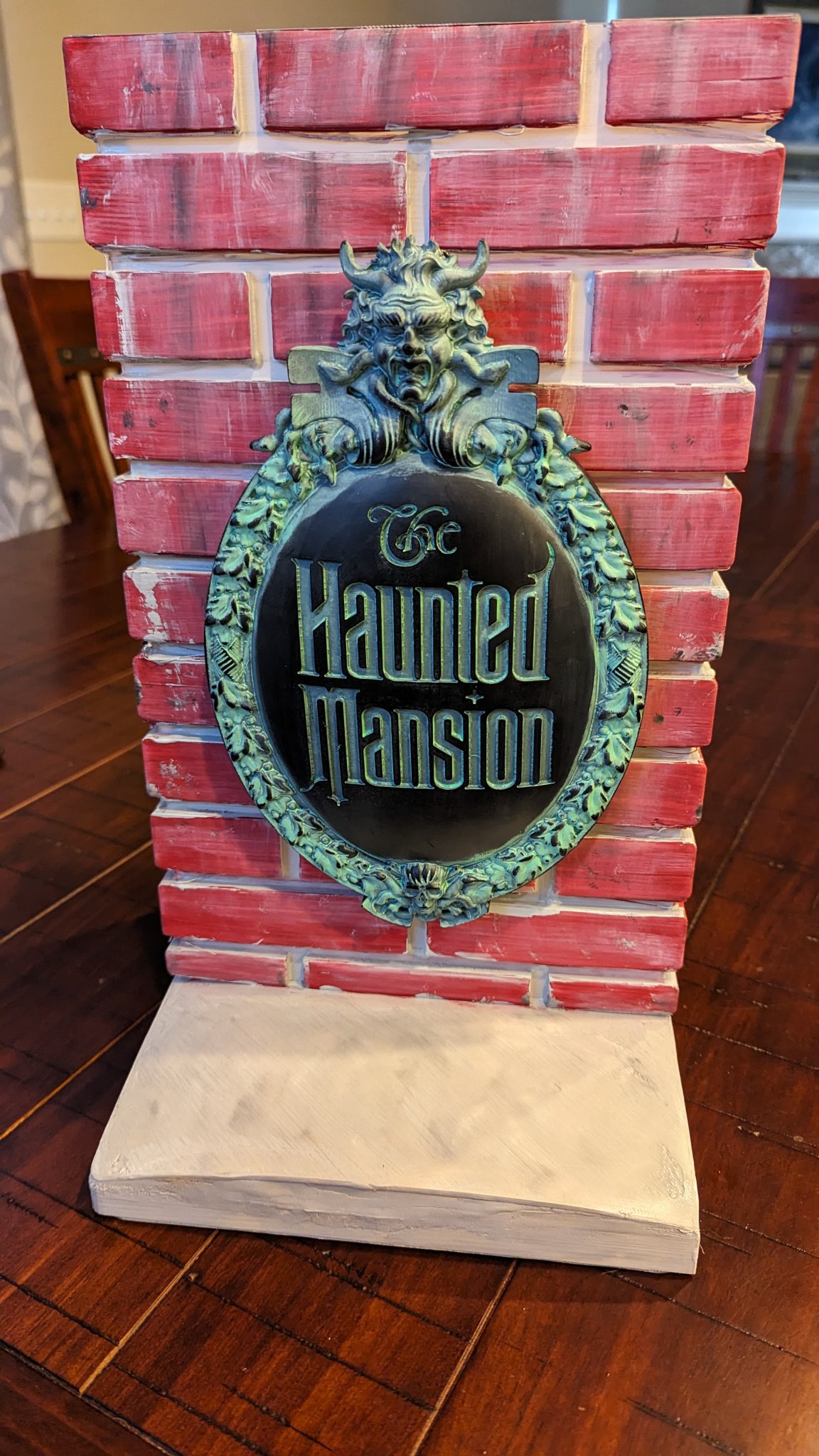 Giá đỡ và chân đế biển hiệu Ngôi nhà Ma quái Spirit Halloween