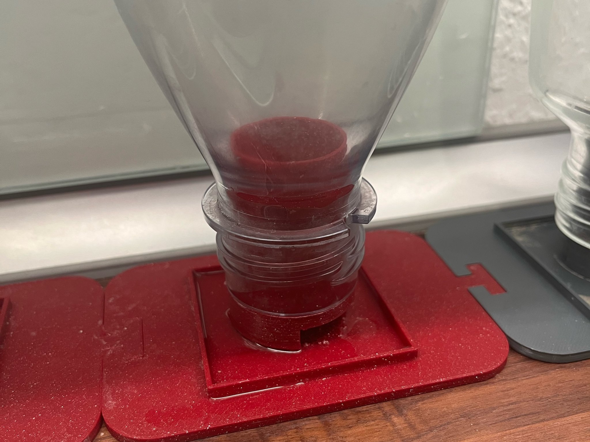 Giá đỡ chai và lon Sodastream tiện lợi tại nhà