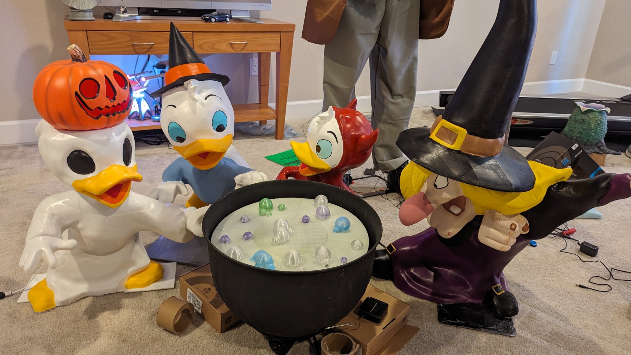 Nhân vật Halloween: Huey, Dewey, Louis và phù thủy Hazel