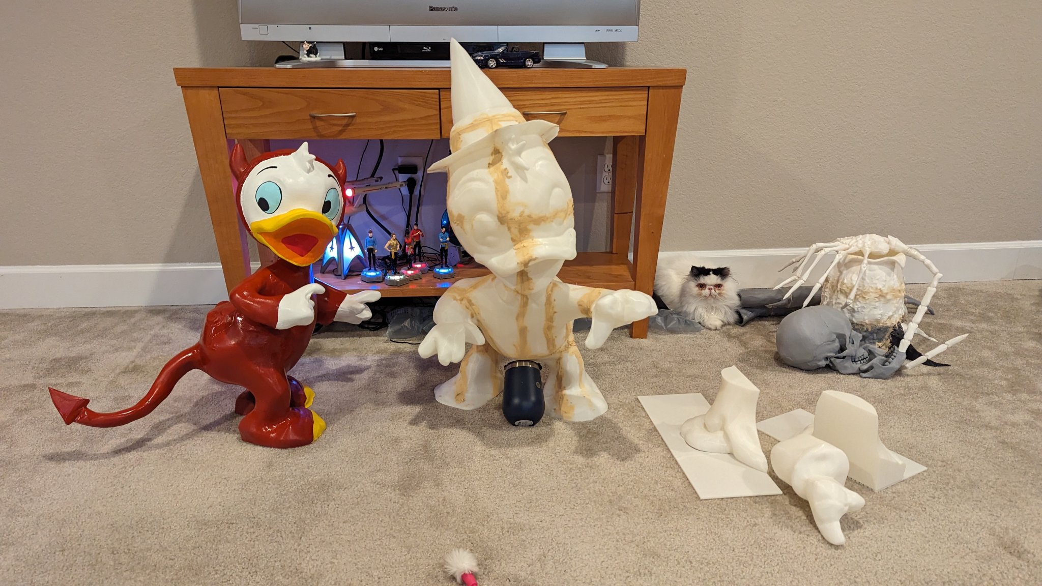 Nhân vật Halloween: Huey, Dewey, Louis và phù thủy Hazel