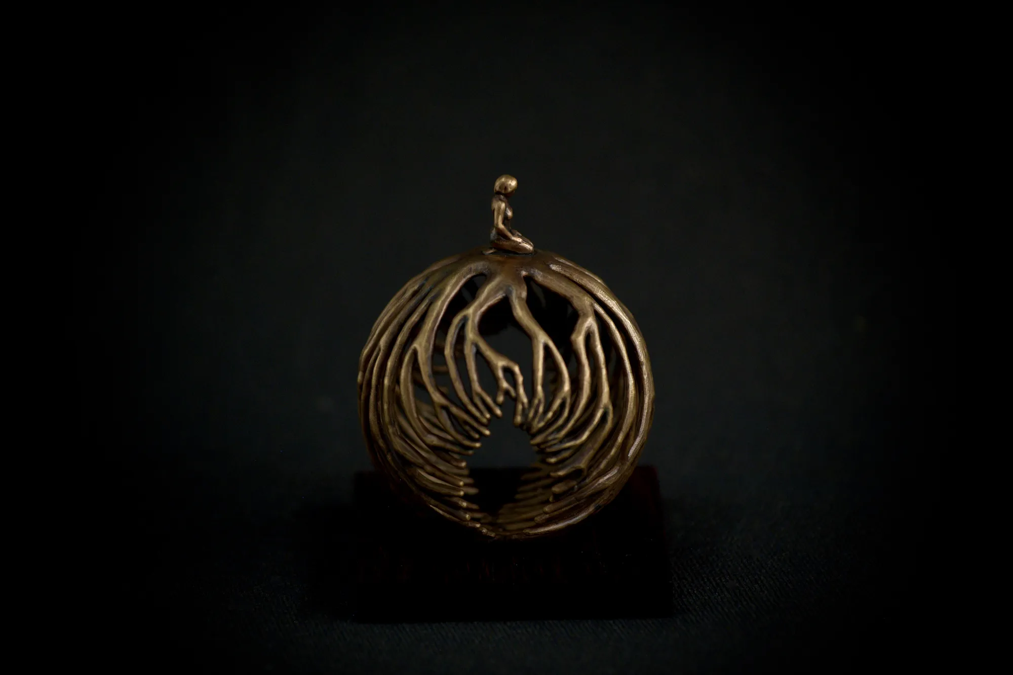 Người phụ nữ thiền định với rễ cây bằng đồng