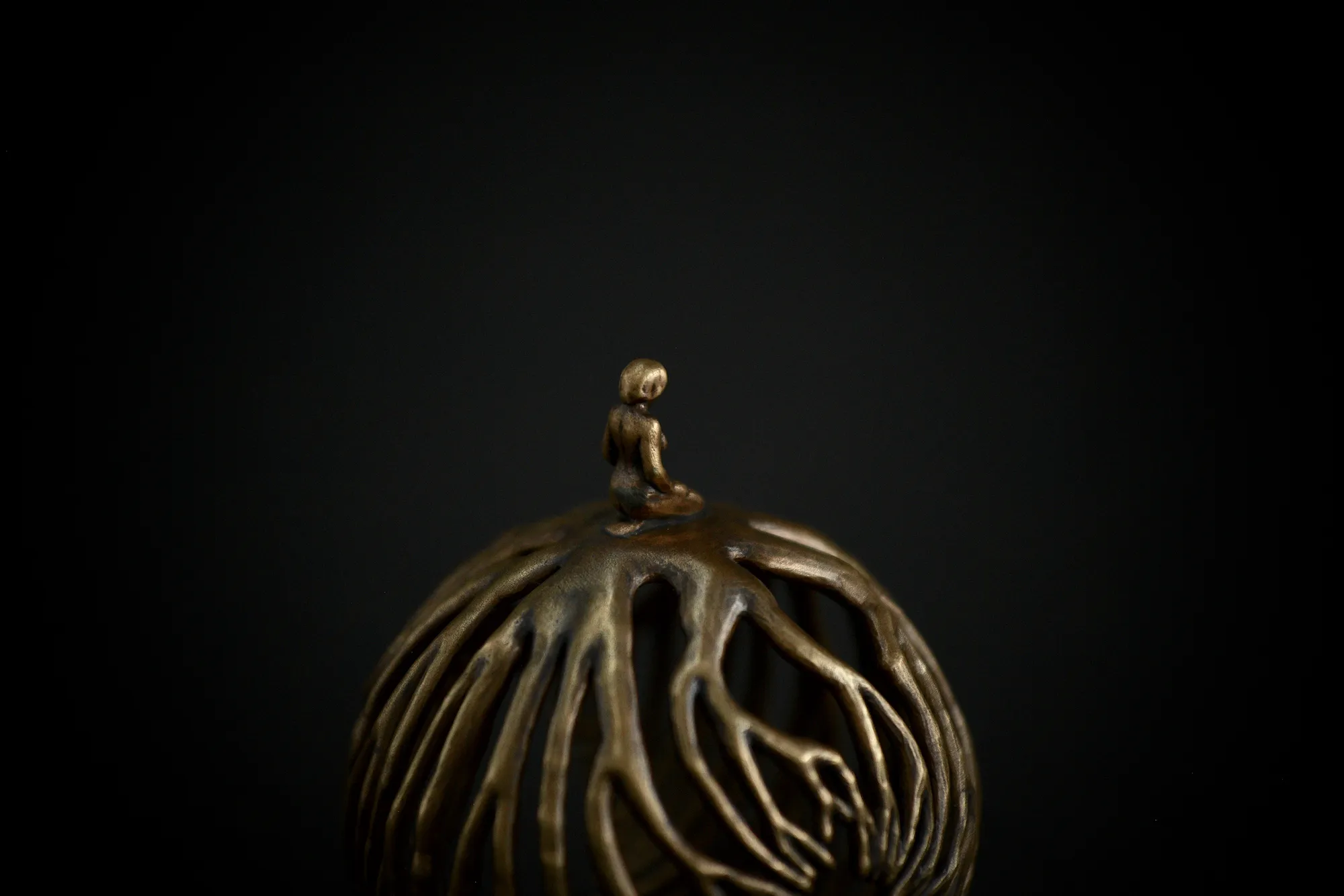 Người phụ nữ thiền định với rễ cây bằng đồng