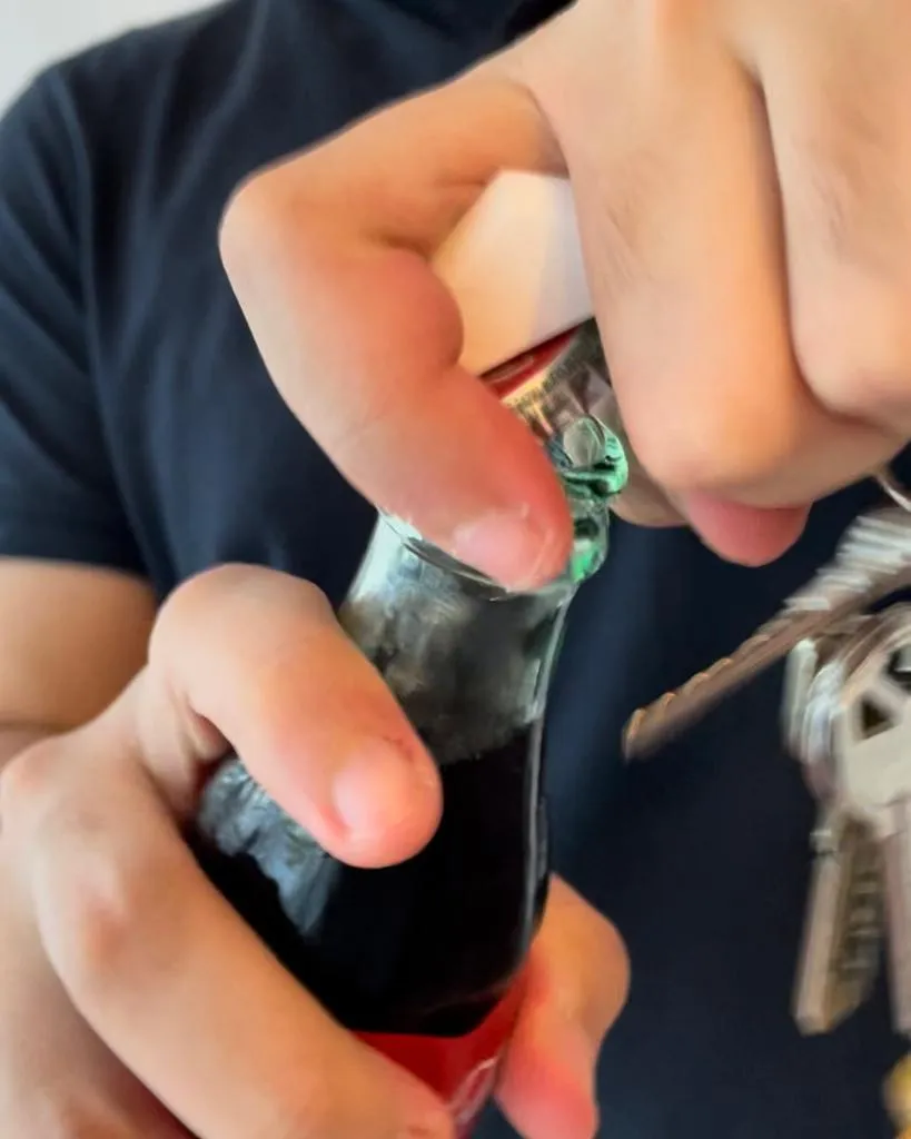 Chìa khóa Buster Cloud Strife với mở nắp chai tích hợp