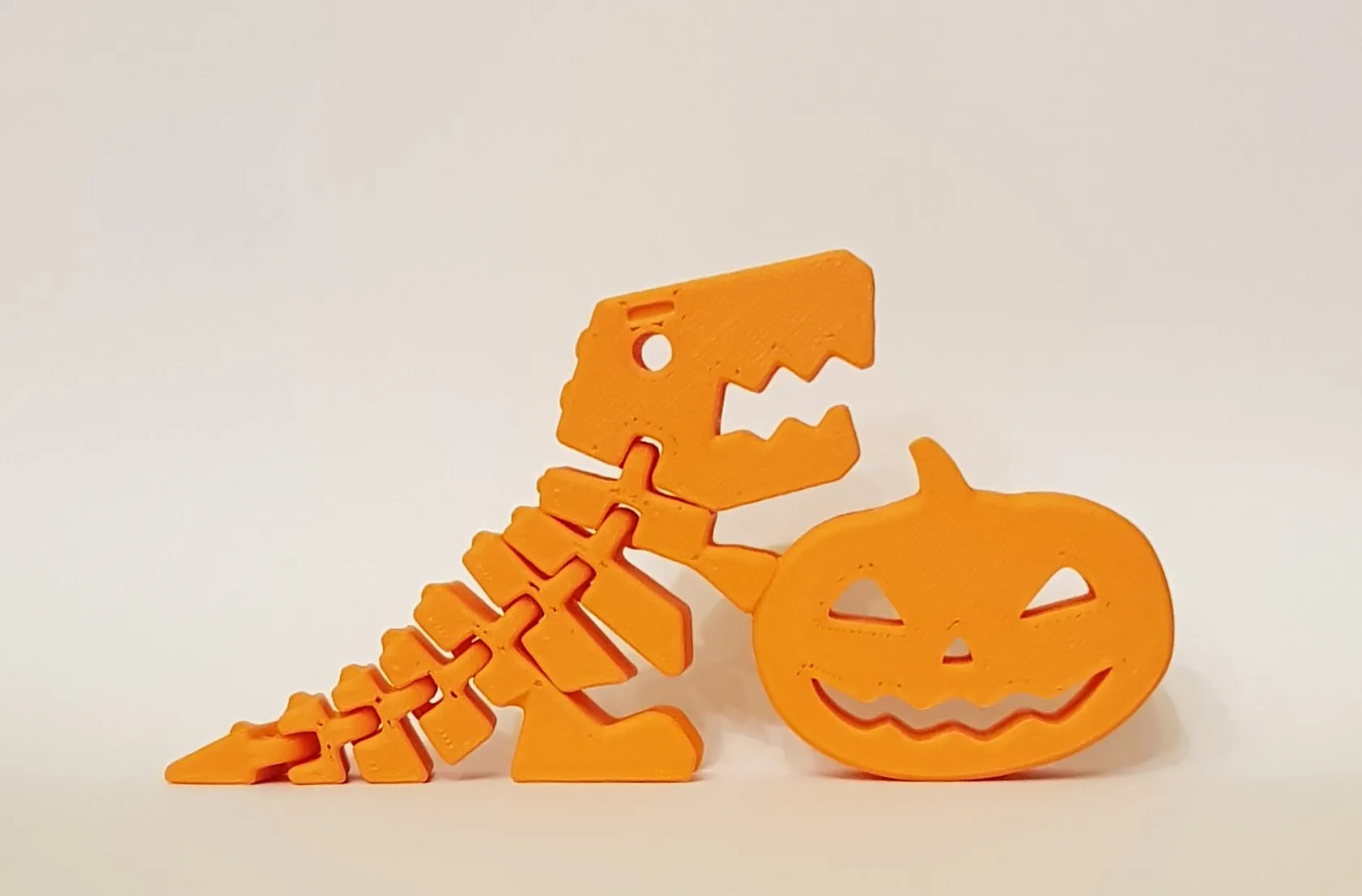Khủng long Flexi Rex với bí ngô cho Halloween