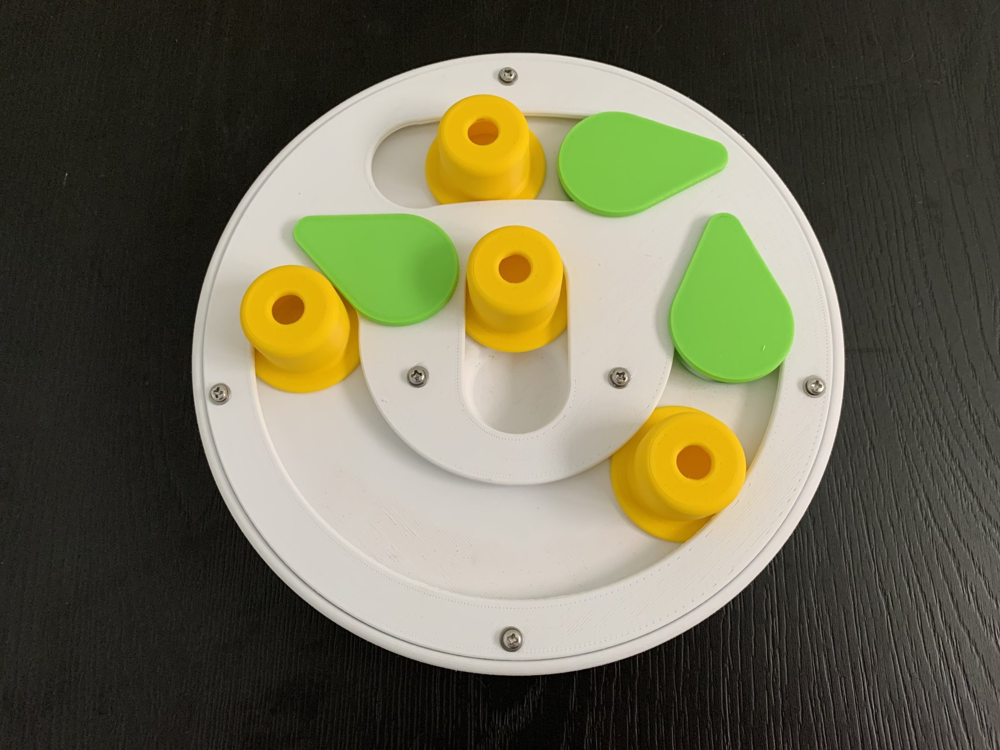 Sân chơi cho mèo với bát ăn chậm tương tác