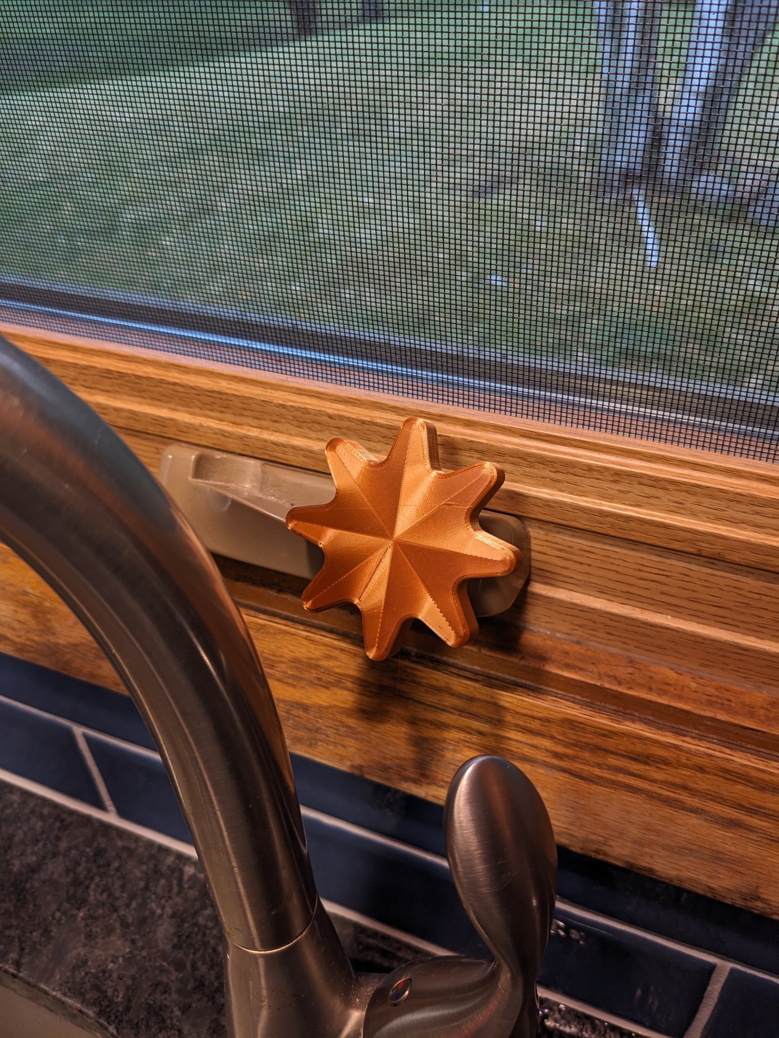 Nút thay thế cho cửa sổ phía sau vòi bếp