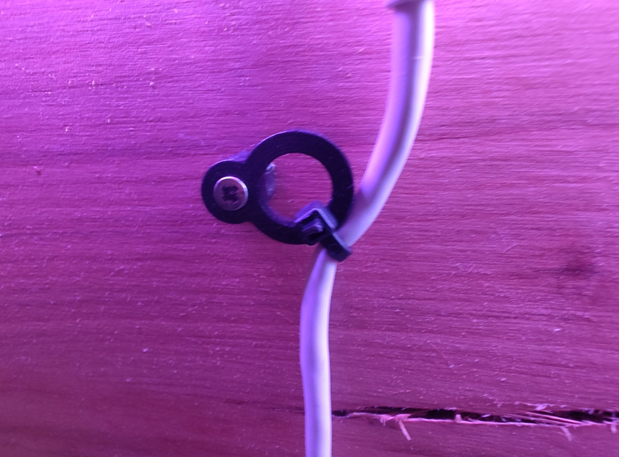 Giá đỡ cáp nhỏ gọn và đơn giản