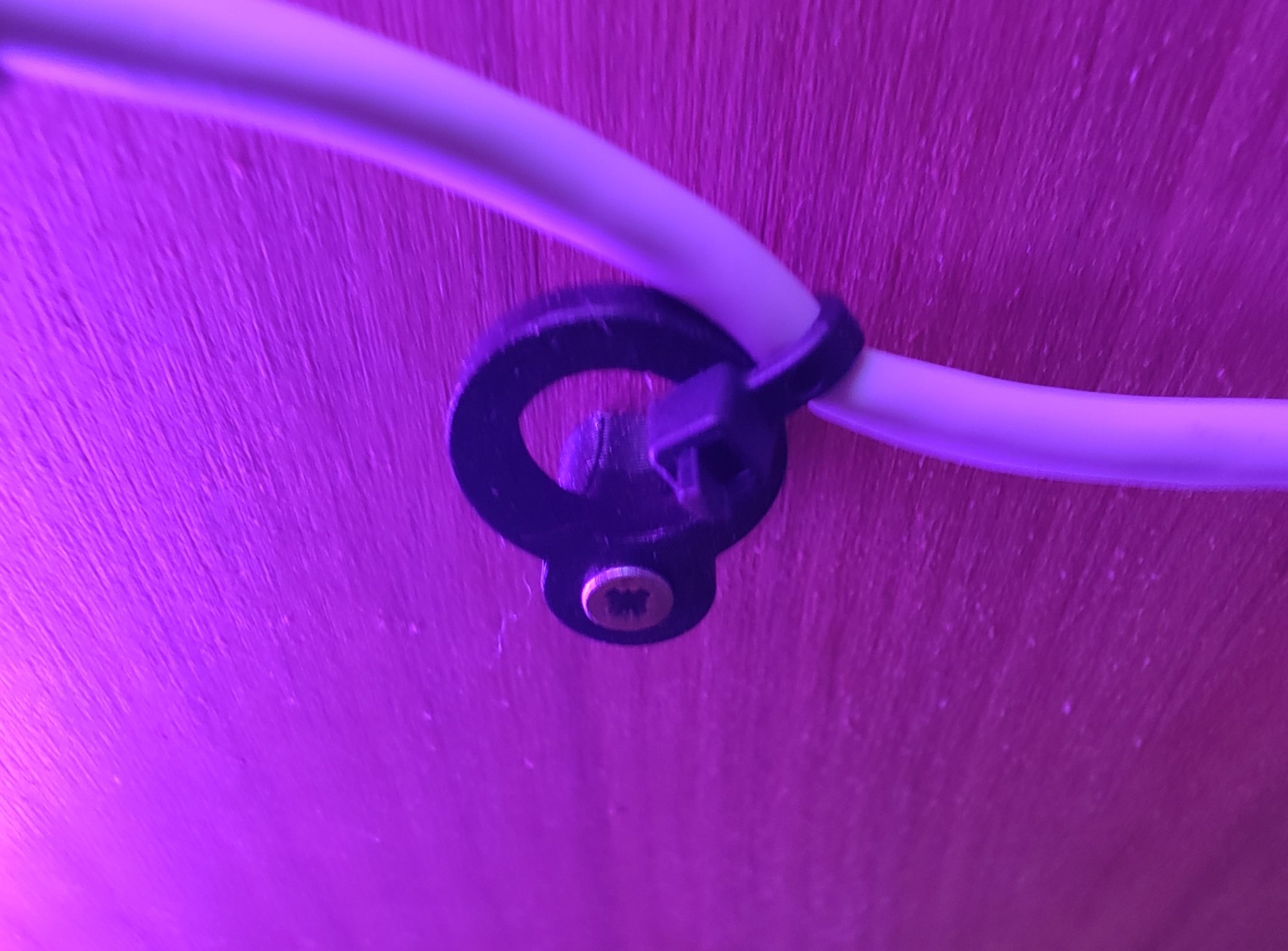 Giá đỡ cáp nhỏ gọn và đơn giản