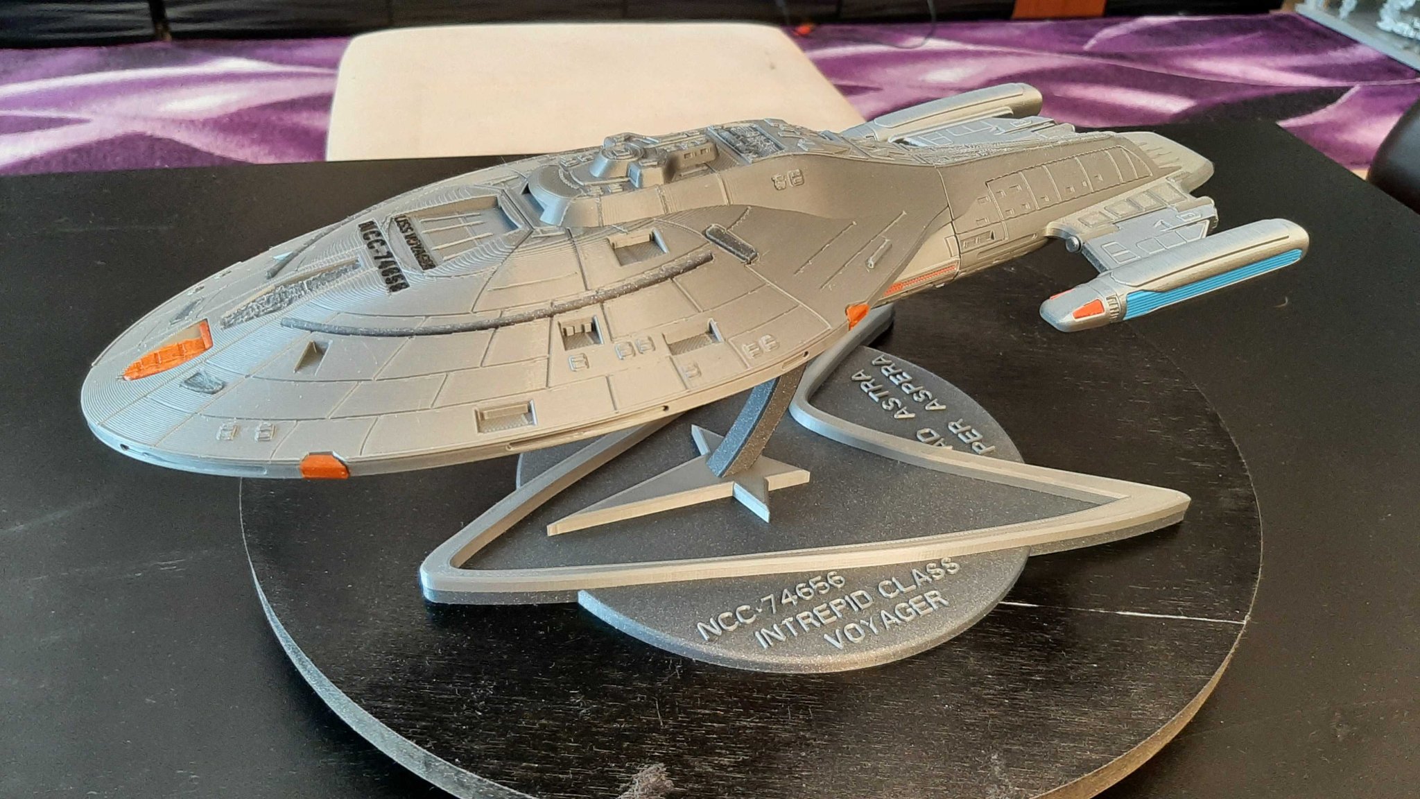 NCC-74656 Voyager - Mô hình tàu lớp Intrepid từ Star Trek