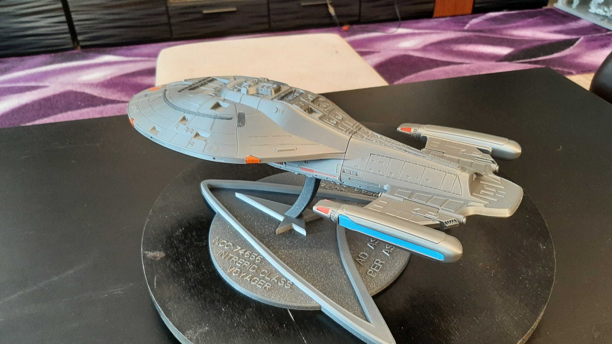 NCC-74656 Voyager - Mô hình tàu lớp Intrepid từ Star Trek